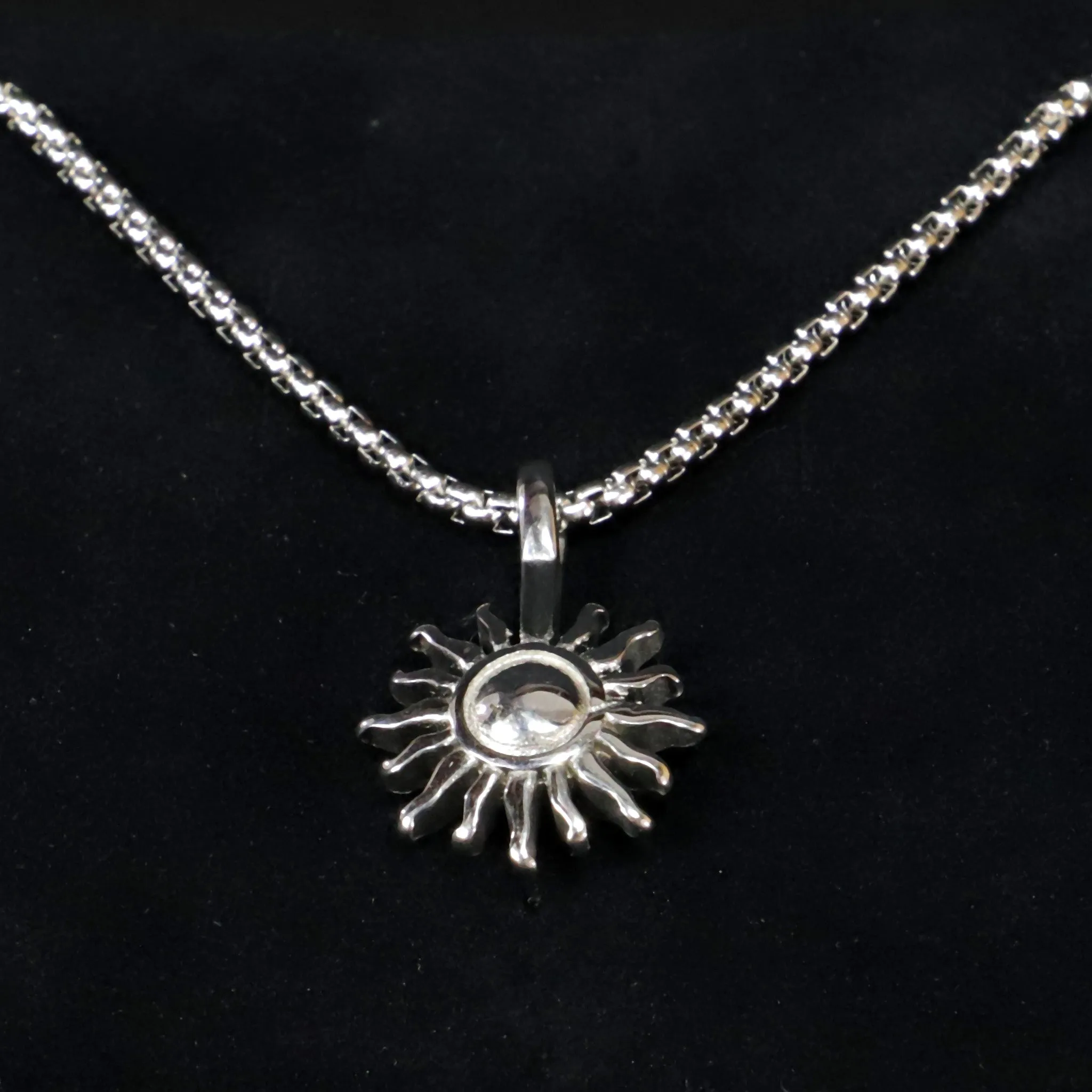 Collar Solie · Collar cadena con abalorio de sol sold by Barlovento de Biar