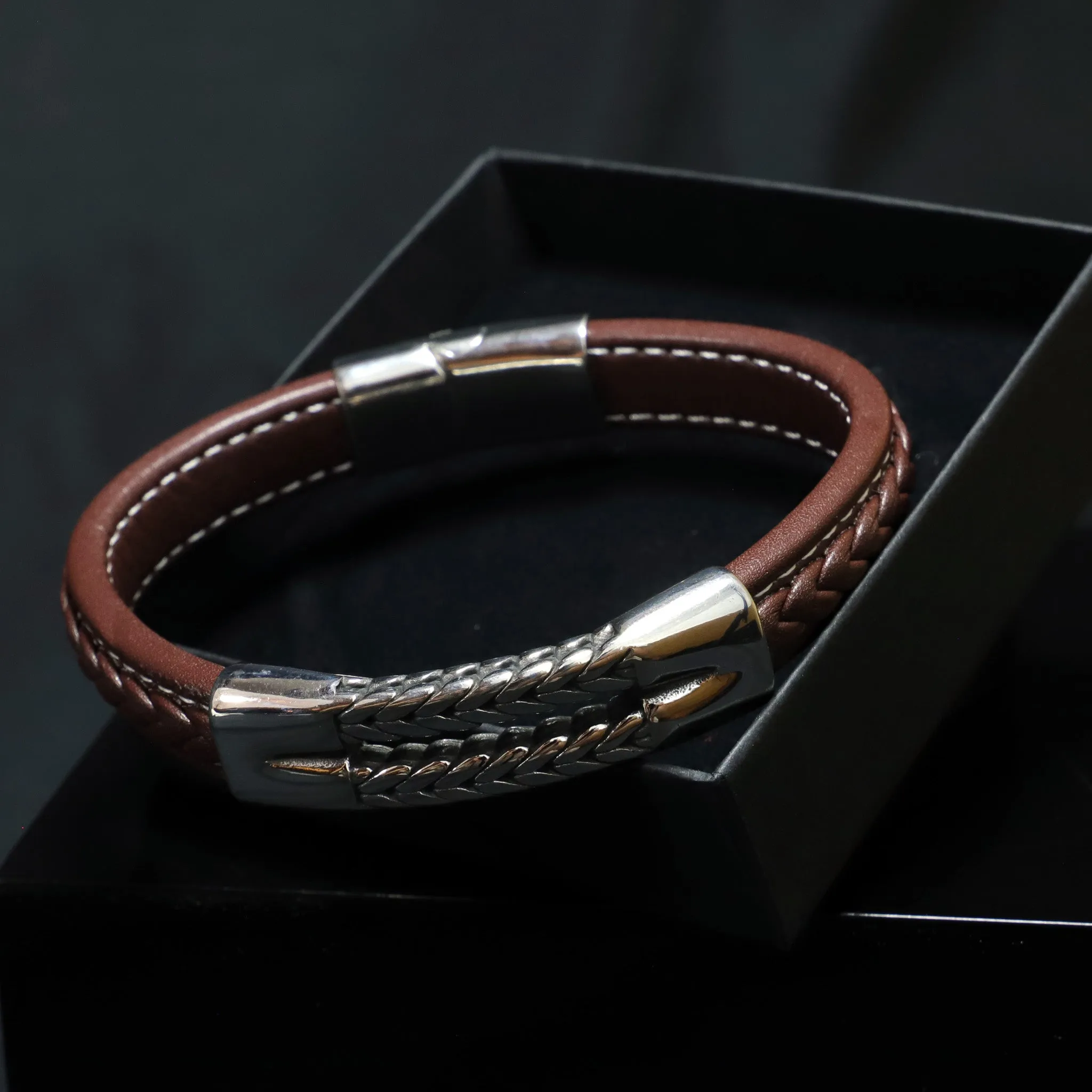 Pulsera Magalle · Pulsera de cuero marrón con cierre sold by Barlovento de Biar