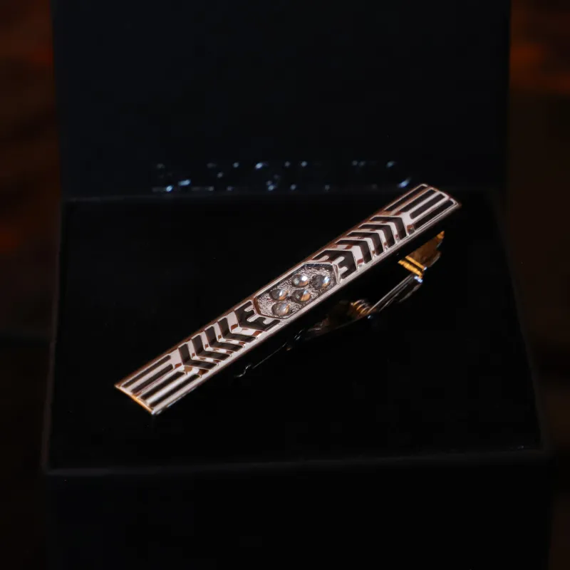 Cardenal · pasador de corbata geométrico con diamantes simulados sold by Barlovento de Biar