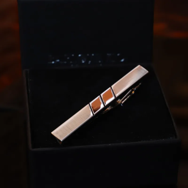 Halcón · pasador de corbata metal cepillado sold by Barlovento de Biar