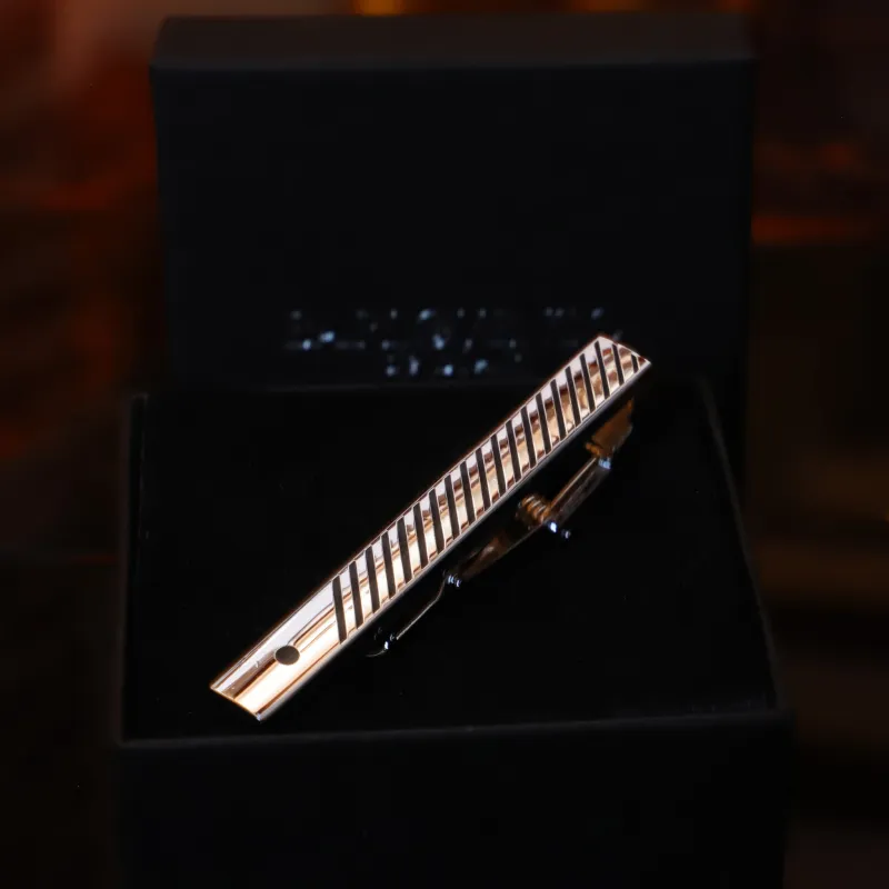 Grulla · pasador de corbata a rayas color plata sold by Barlovento de Biar