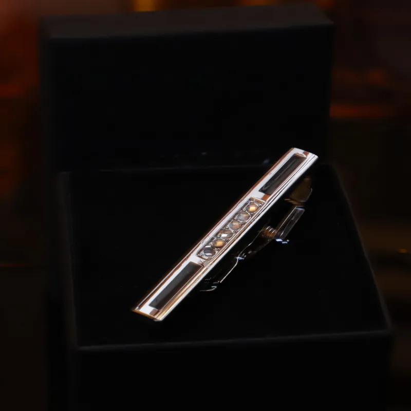 Cálao · pasador de corbata negro con diamantes simulados sold by Barlovento de Biar