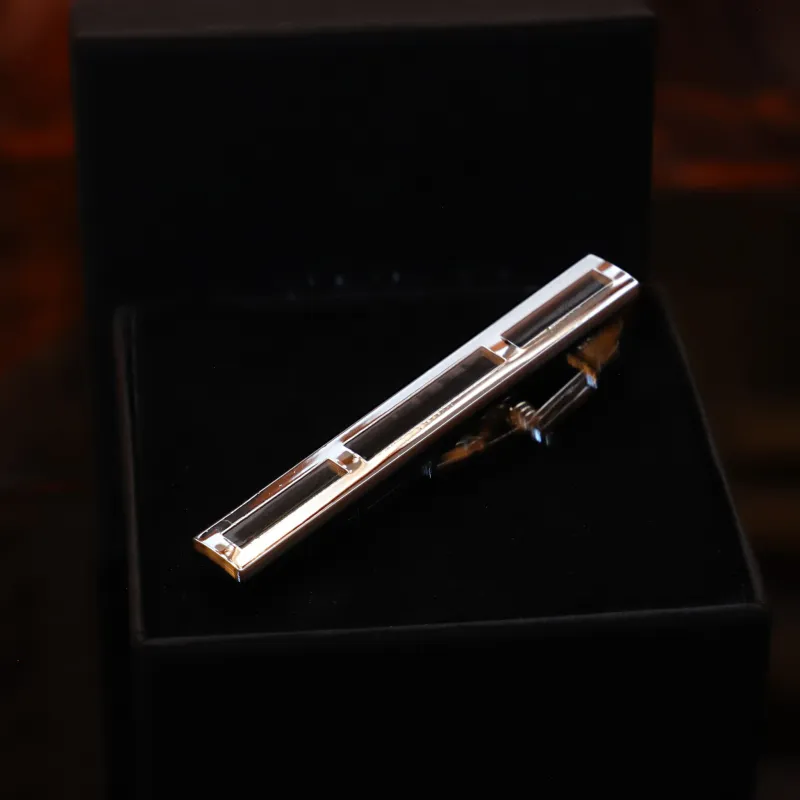 Loro · pasador de corbata color plata y negro sold by Barlovento de Biar