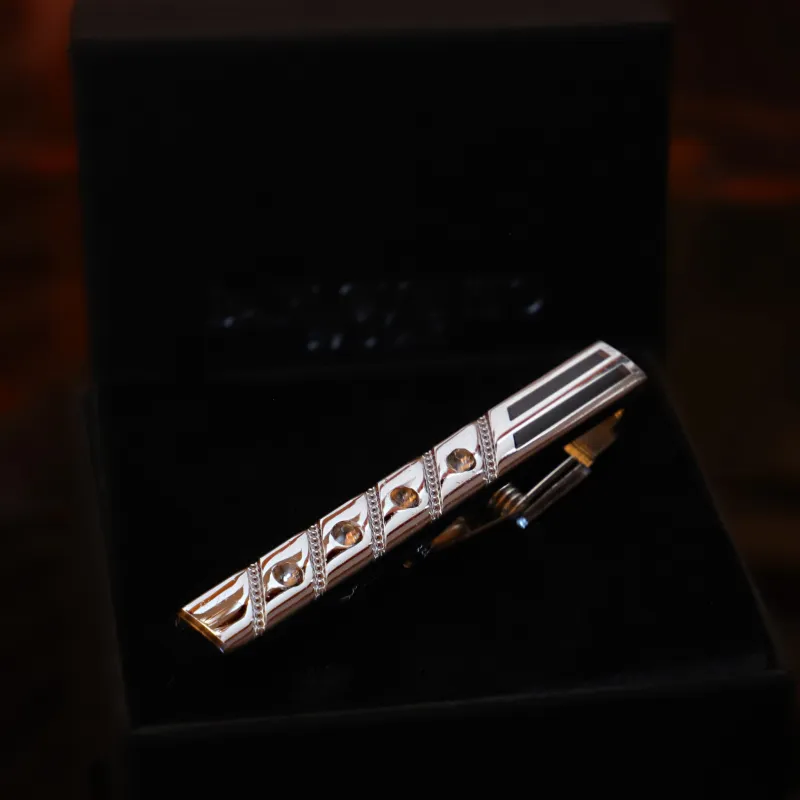 Petirrojo · pasador de corbata de color plata con diamantes simulados sold by Barlovento de Biar