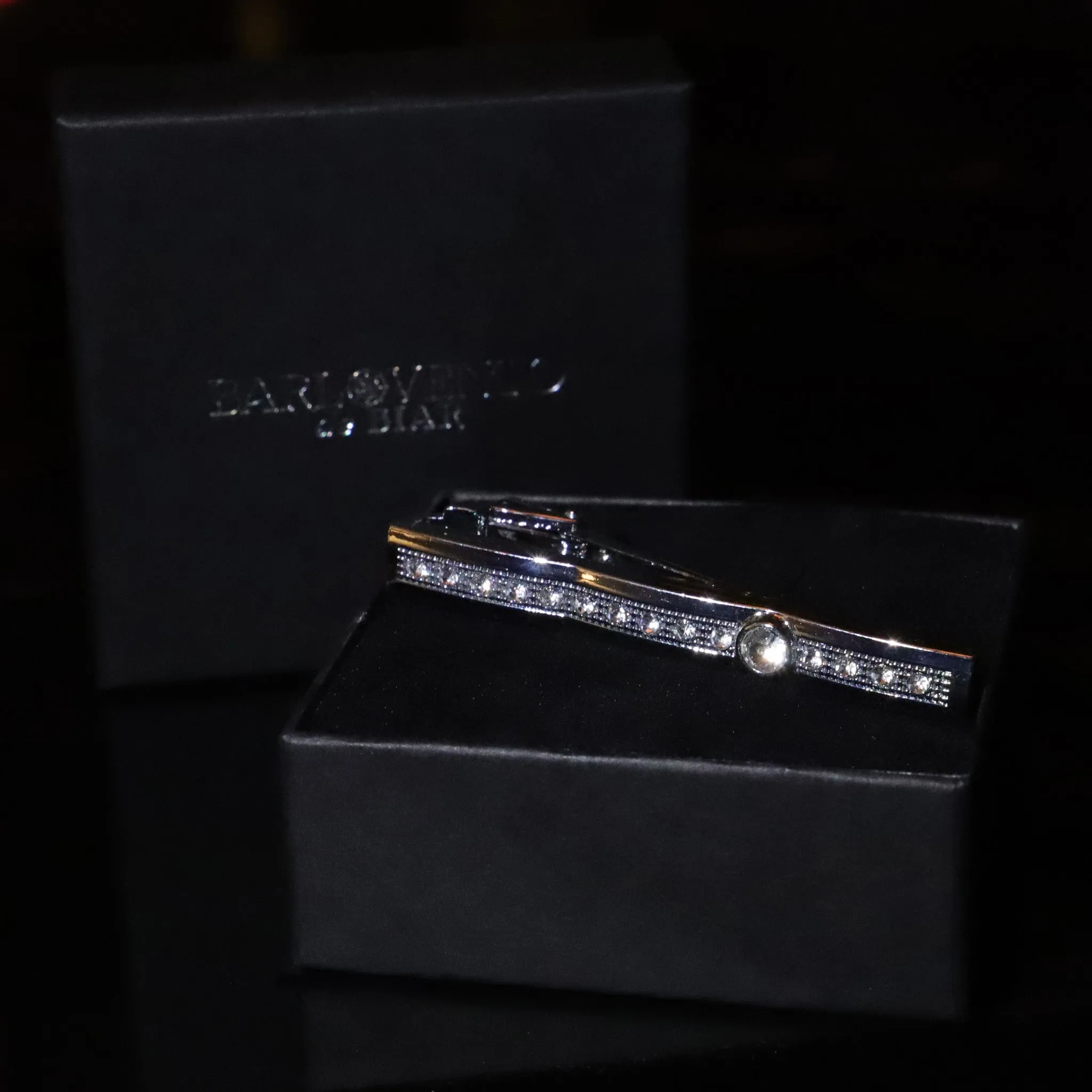 Águila · pasador de corbata con diamantes sintéticos sold by Barlovento de Biar