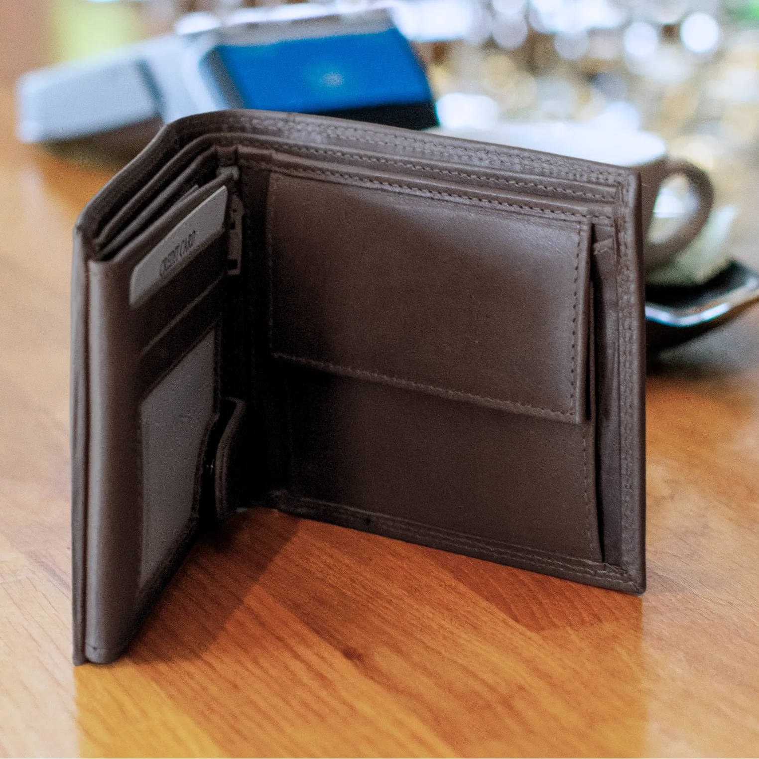 Geneva · Billetera clásica de cuero auténtico café, compacta sold by Barlovento de Biar product image thumbnail 2