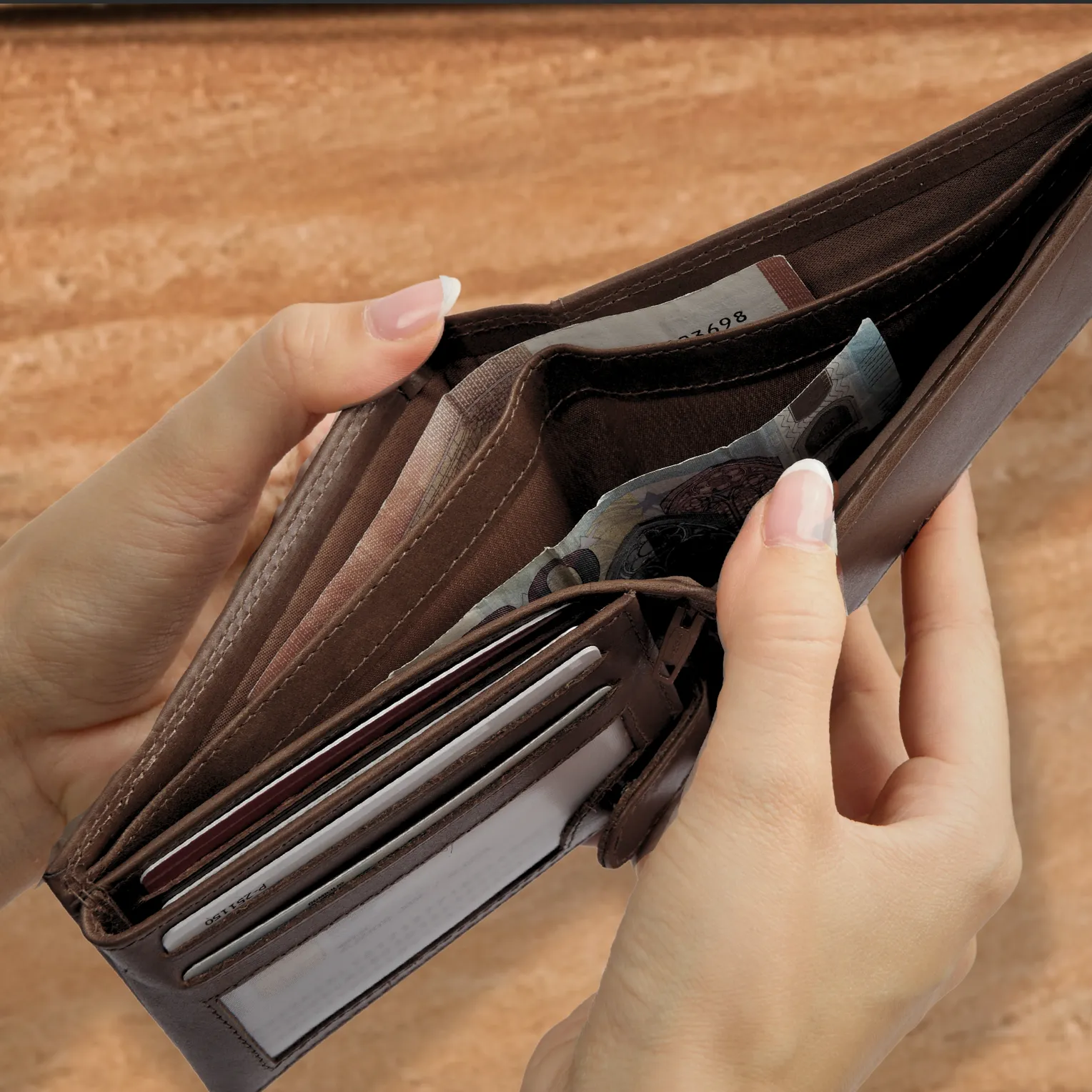 Geneva · Billetera clásica de cuero auténtico café, compacta sold by Barlovento de Biar product image thumbnail 3