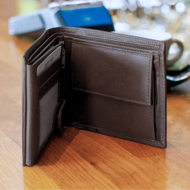 Geneva · Billetera clásica de cuero auténtico café, compacta sold by Barlovento de Biar