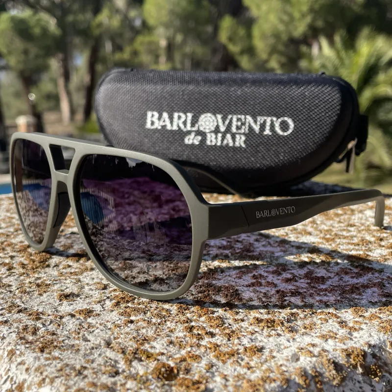 Itzurun · gafas de sol de goma verde con lentes UV400 en degradado gris sold by Barlovento de Biar