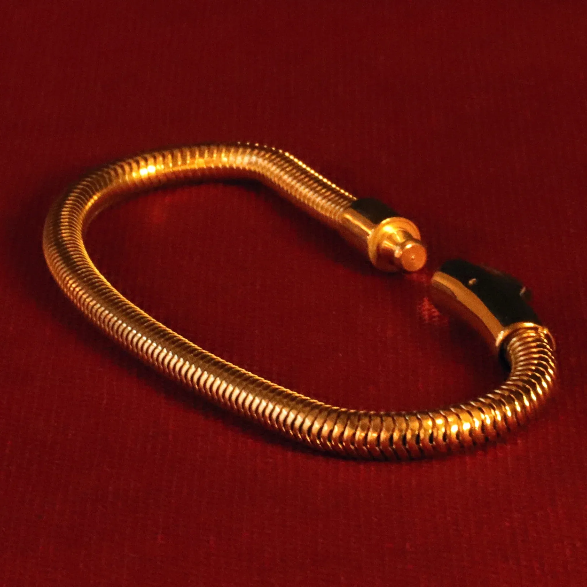 Pulsera Orilum Oro · Pulsera muelle chapados en oro de 18k sold by Barlovento de Biar