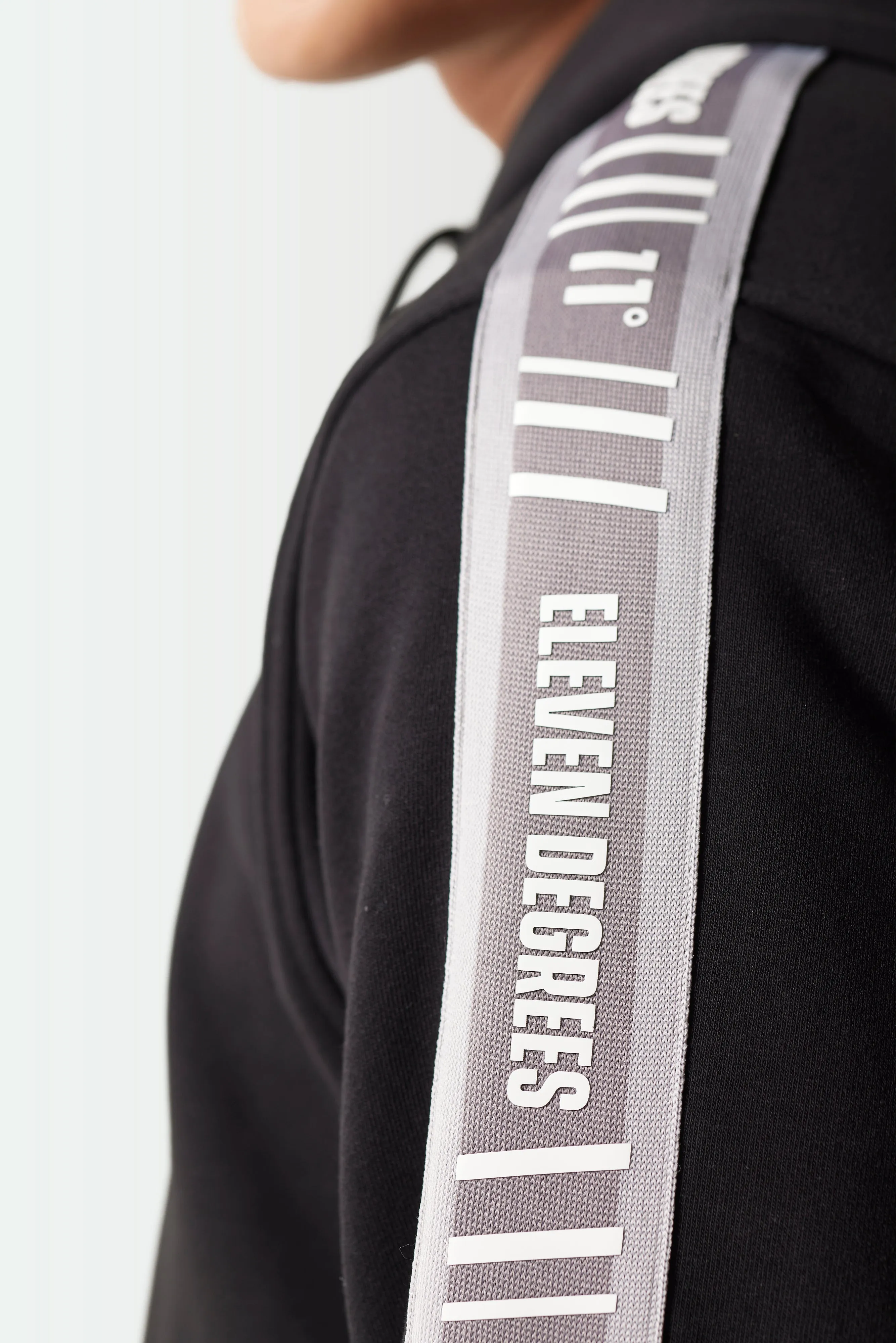 Sudadera Con Capucha y Cinta Retro - Negra sold by Eleven degrees product image thumbnail 5