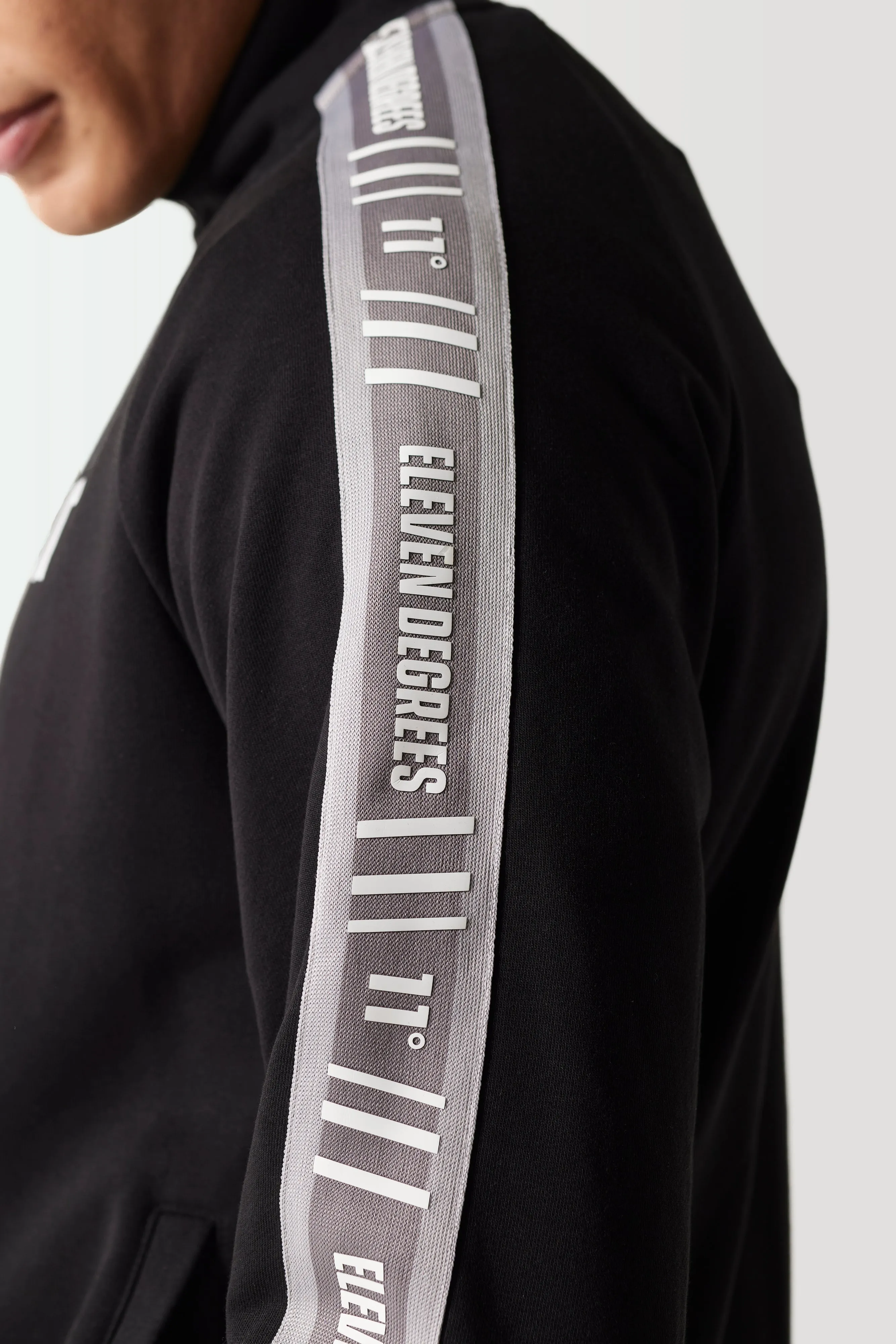 Sudadera Retro Con Cremallera Completa - Negra sold by Eleven degrees product image thumbnail 5