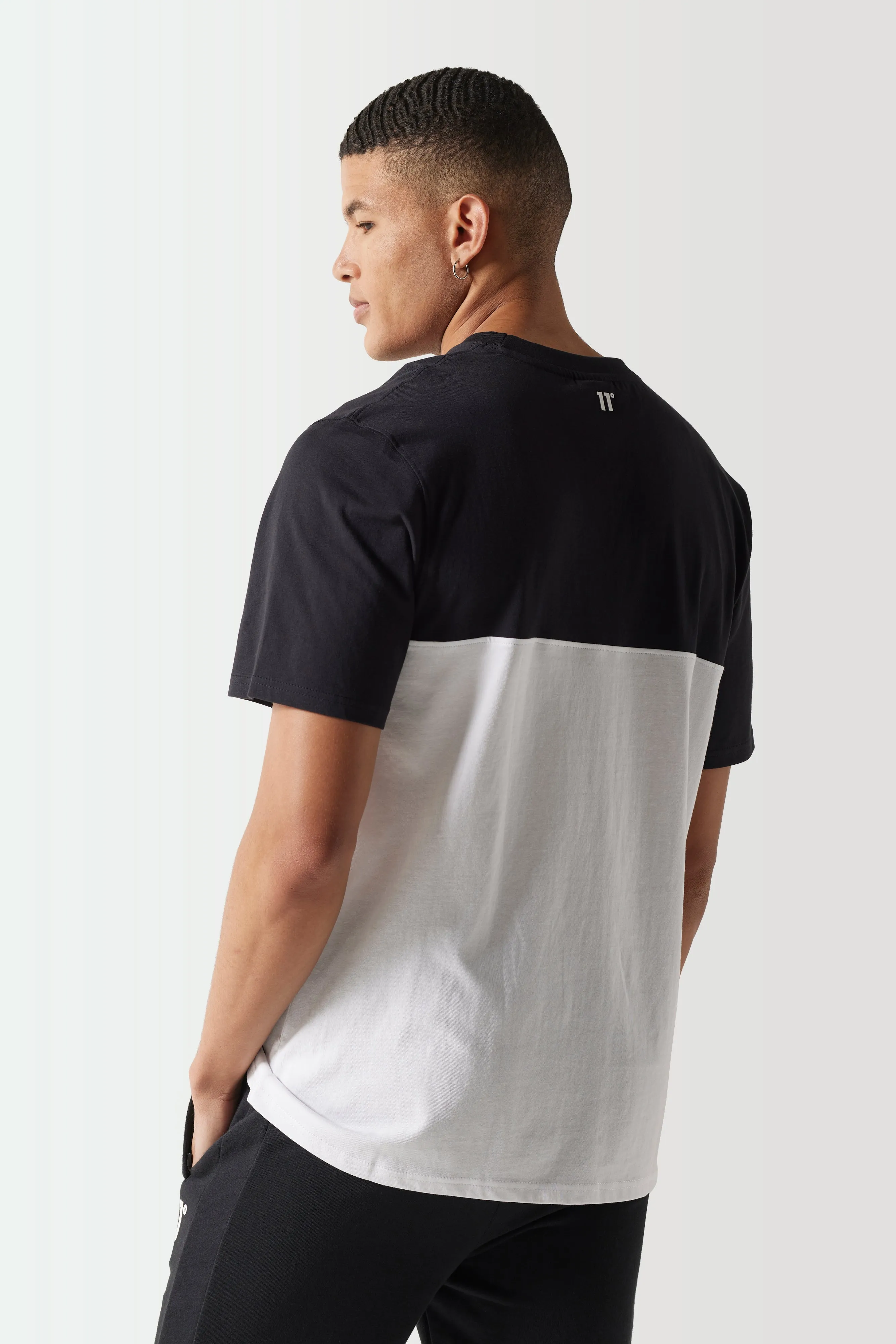 Camiseta Bloque De Color - Negra / Blanca sold by Eleven degrees product image thumbnail 2