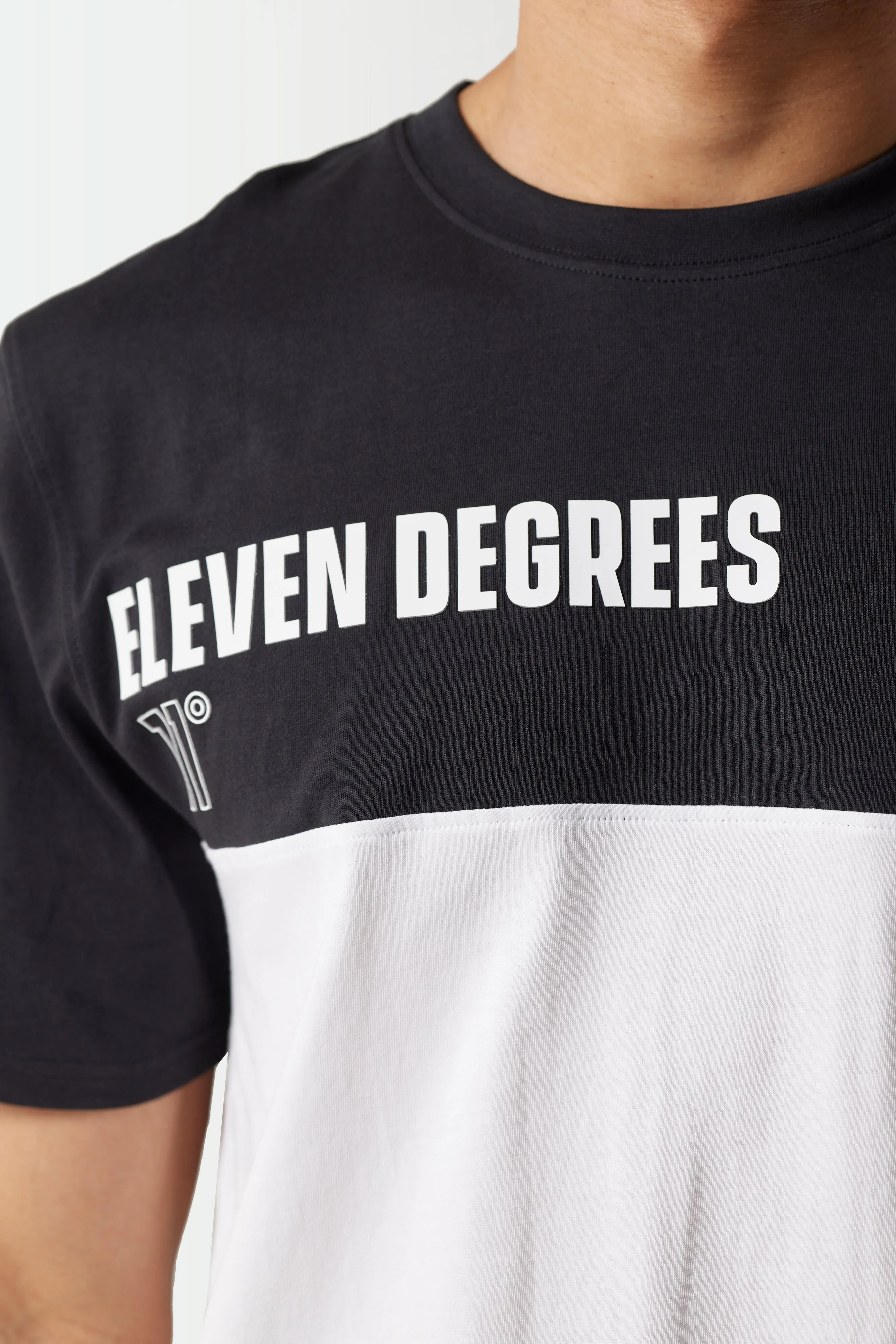 Camiseta Bloque De Color - Negra / Blanca sold by Eleven degrees product image thumbnail 3