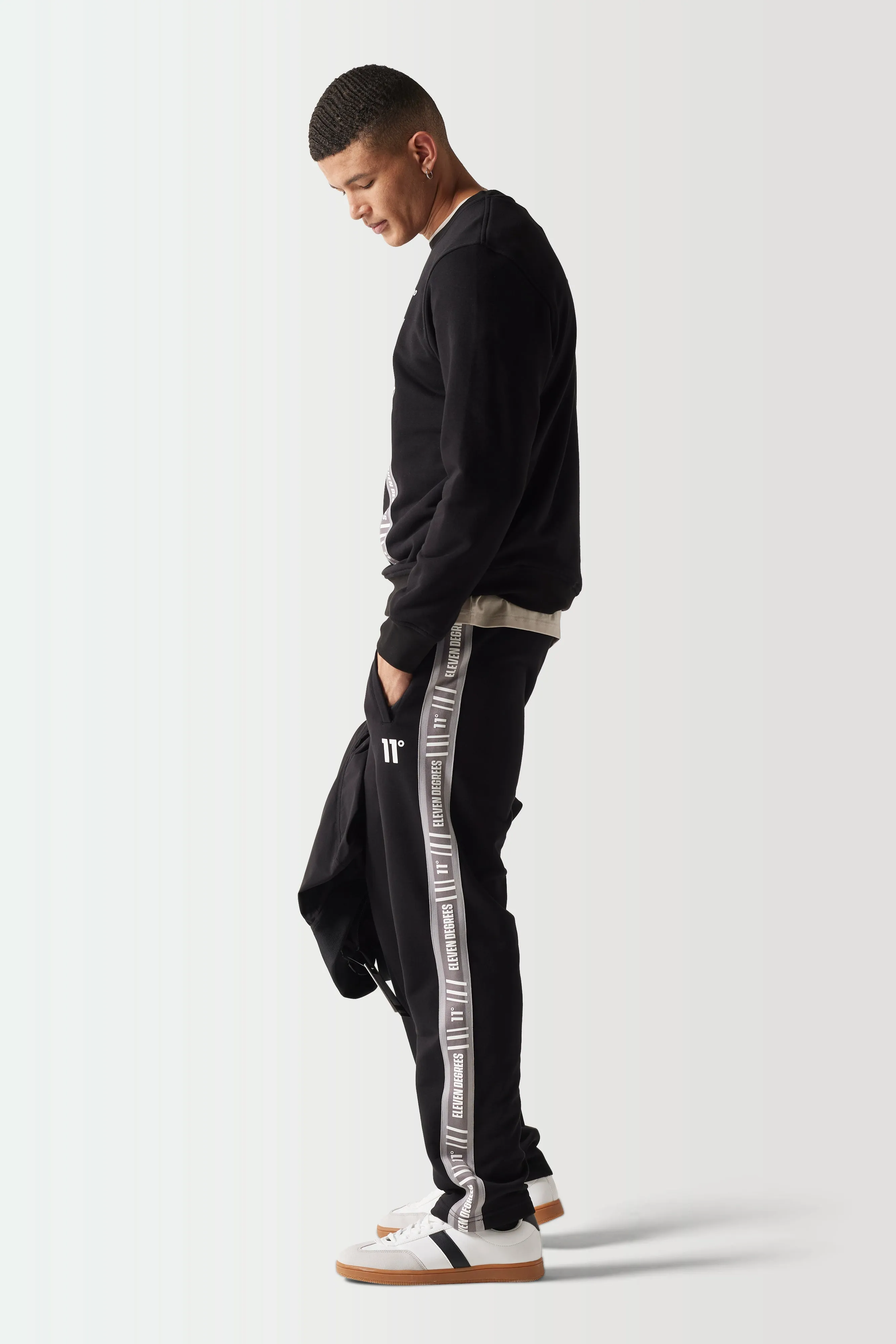 Sudadera Con Capucha y Cinta Retro - Negra sold by Eleven degrees product image thumbnail 2