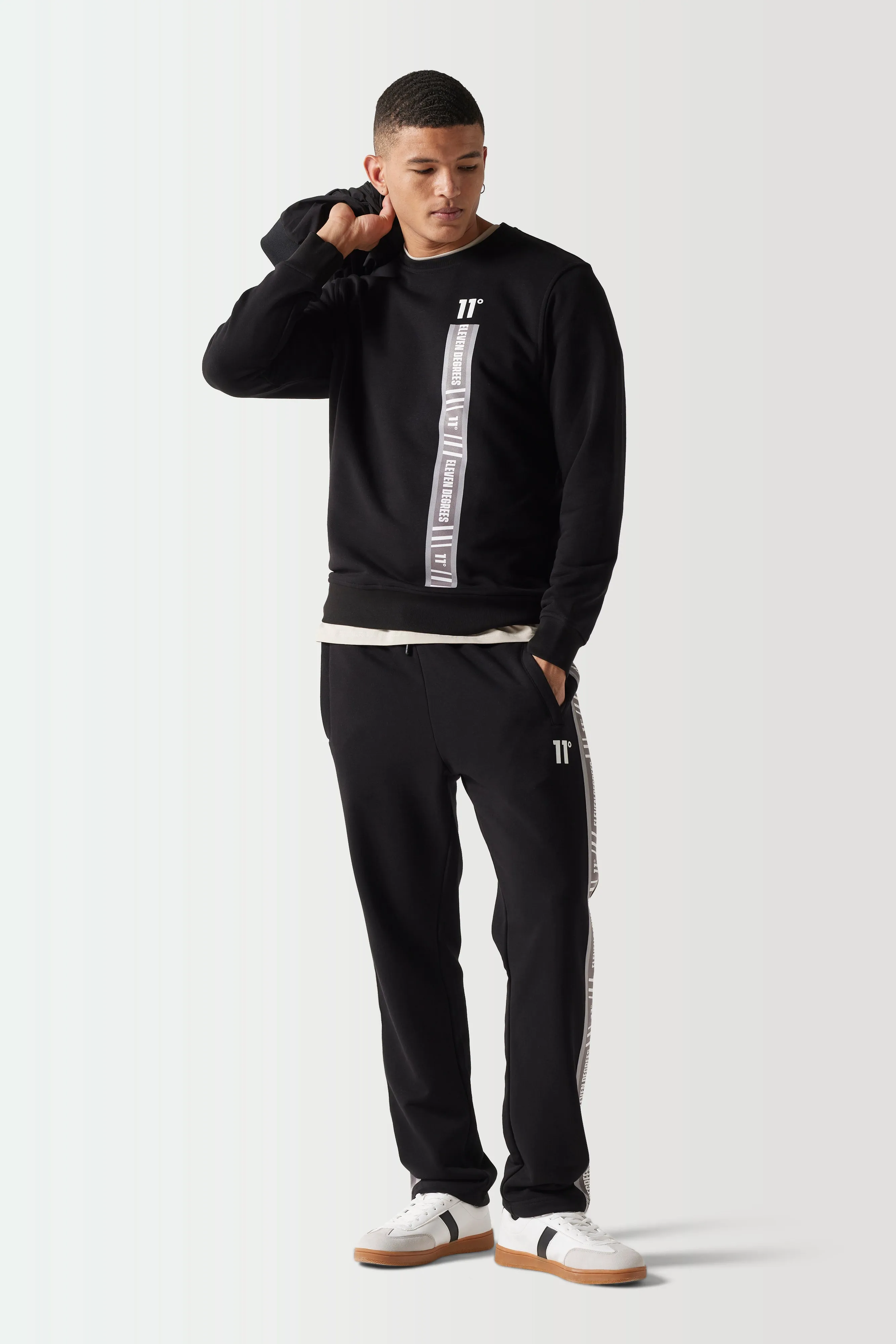 Sudadera Con Capucha y Cinta Retro - Negra sold by Eleven degrees