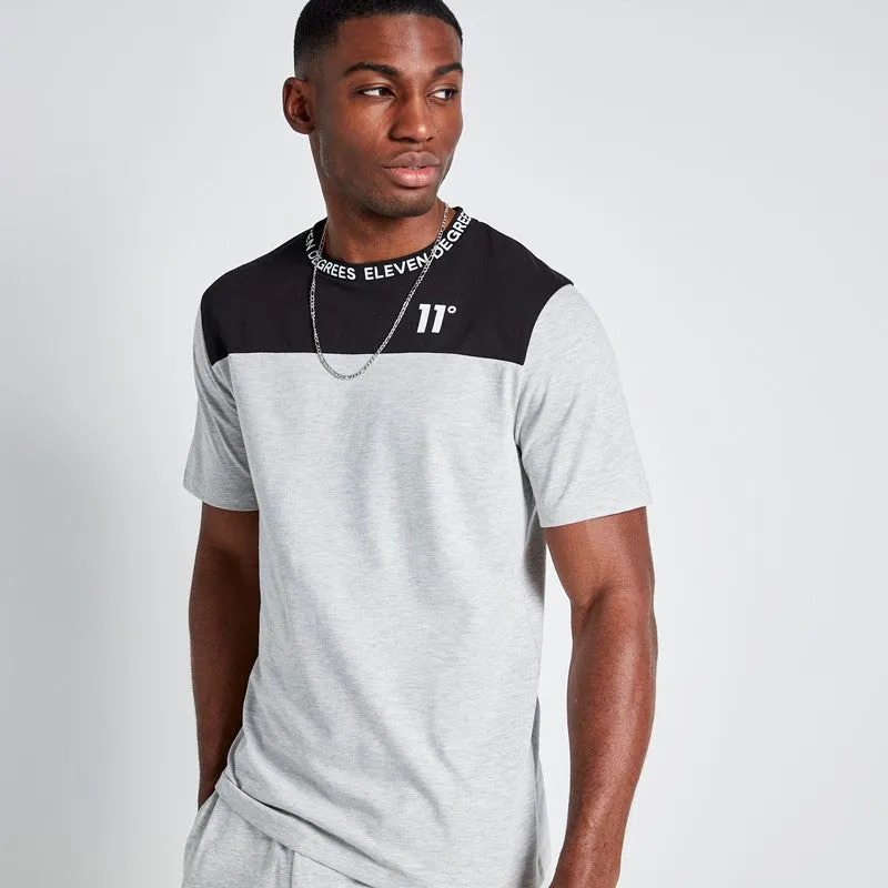 Camiseta Bloque De Impresión De Texto- Marga Gris / Negra sold by Eleven degrees