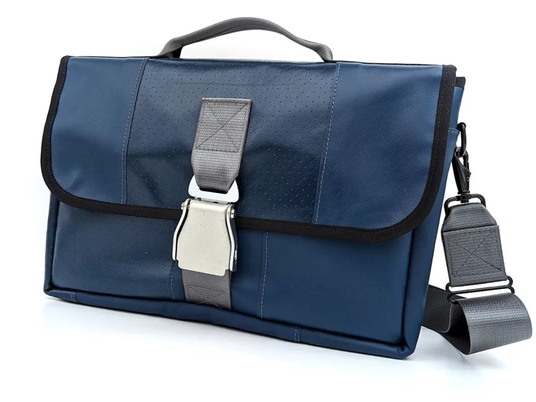 Mariclaro YYZ Laptop Bag - Air Canada Airbus 319-100 made by Mariclaro