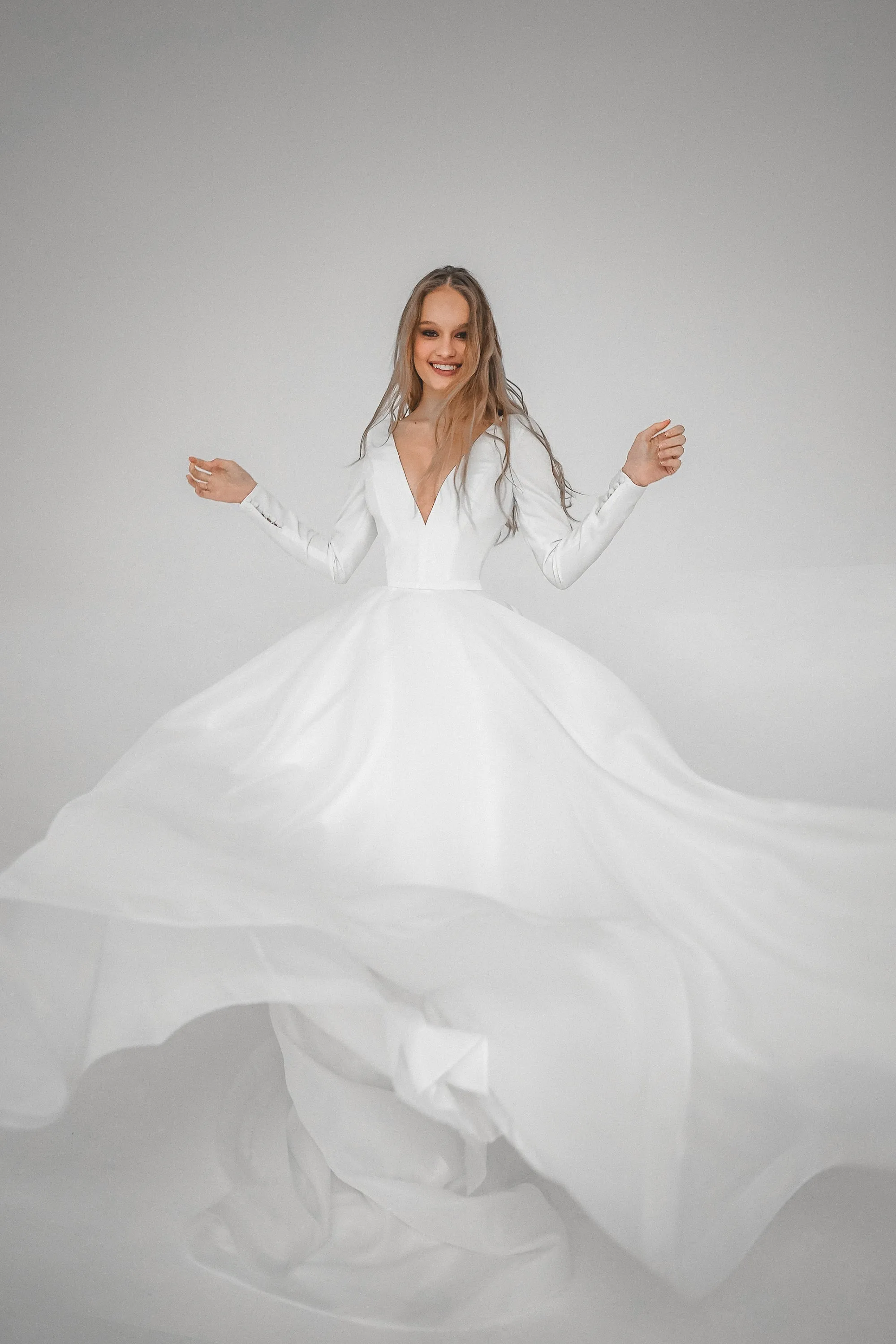 Minimalist Organza Wedding Dress Tayra sold by Olivia Bottega product image thumbnail 2