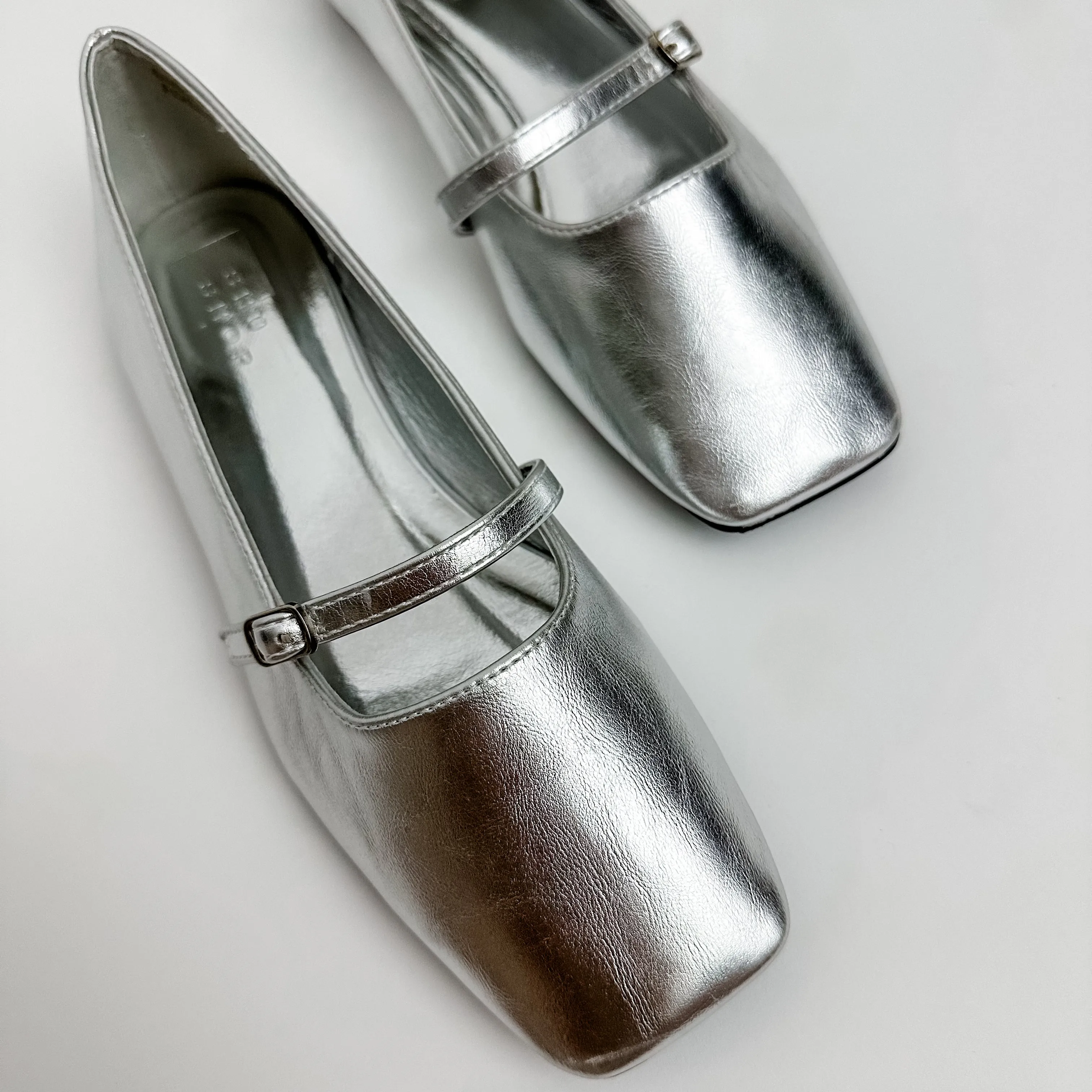 Adele Flat sold by Mimosa