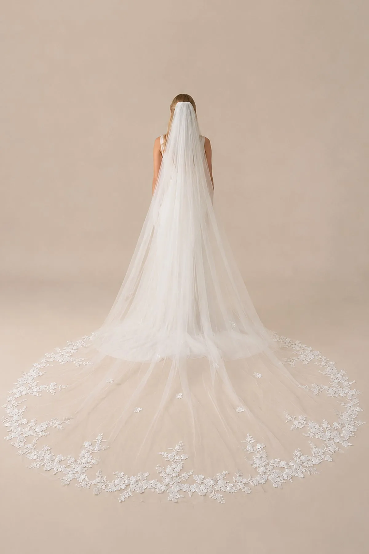 Vintage Floral Lace Bridal Wedding Veil With Comb in Ivory sold by KissProm product image thumbnail 2