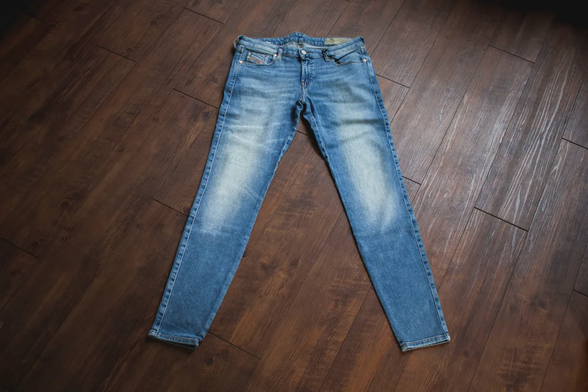 【DIESEL】GRACEY-084VD L32 / 女版 淺藍 微黃 貼身小直筒 sold by Blue Beach Denim