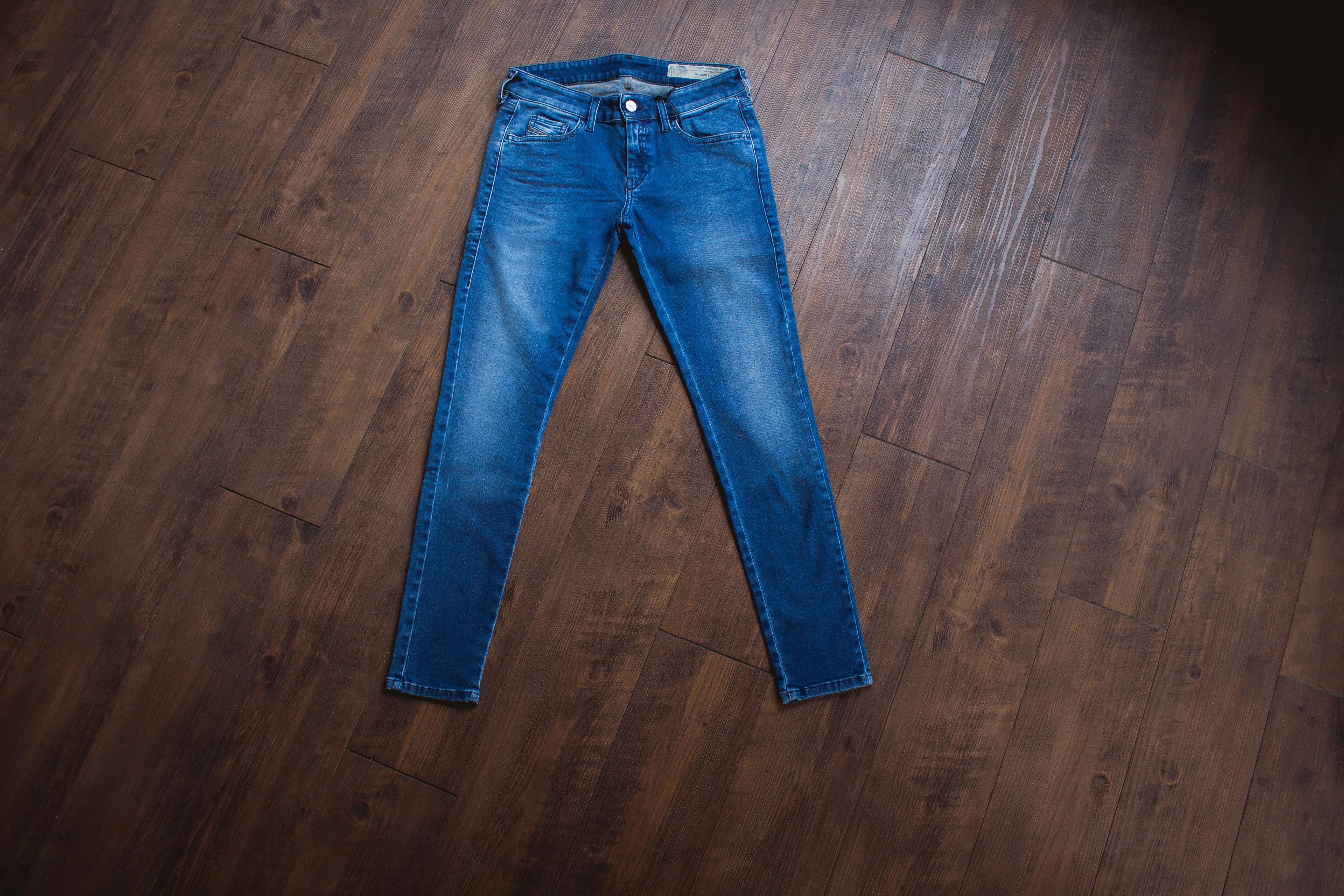 【DIESEL】SLANDY-LOW 084MN / 經典中藍 低腰 超彈性 貼身窄版 sold by Blue Beach Denim