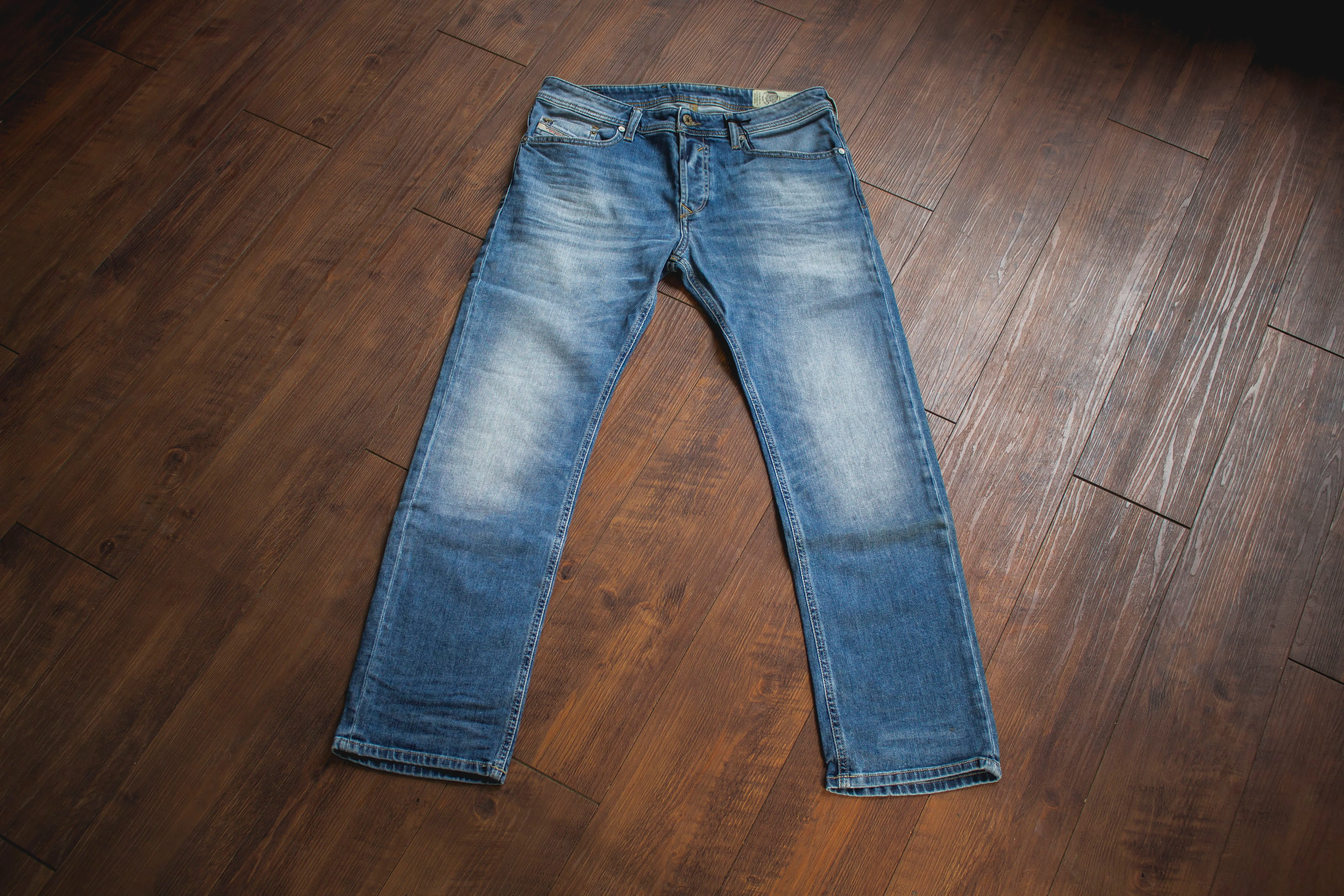 【DIESEL】WAYKEE-0842H / 百搭藍刷 中低腰 柴油經典中直筒 sold by Blue Beach Denim