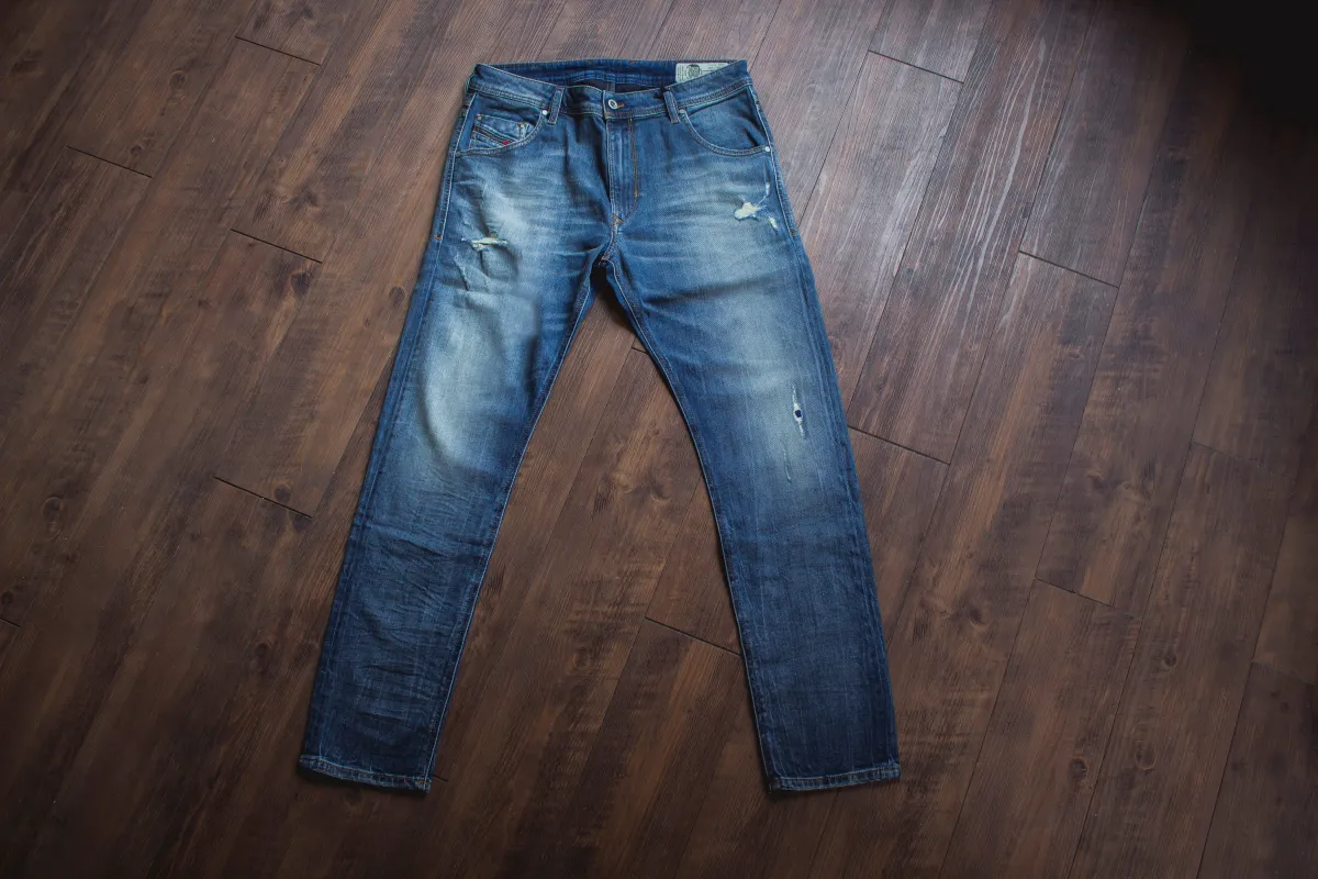 【DIESEL】Krayver R6ZD4 Jeans / 仿舊 刷破 微黃綠 合身錐形 sold by Blue Beach Denim