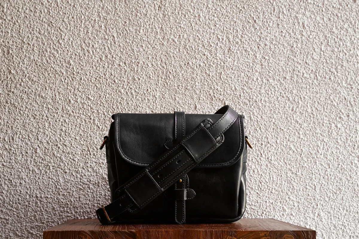 Rana 10/Black sold by Cravar