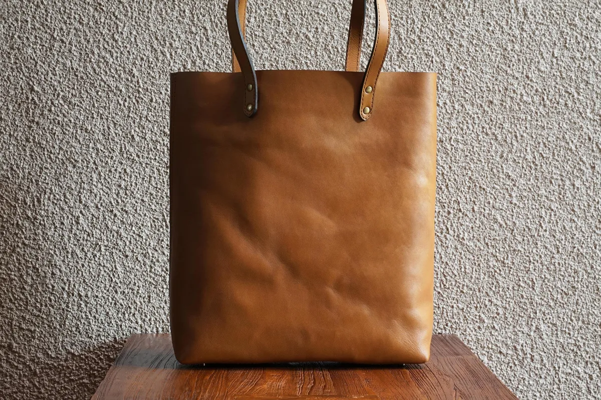 Slim Tote/Sand sold by Cravar