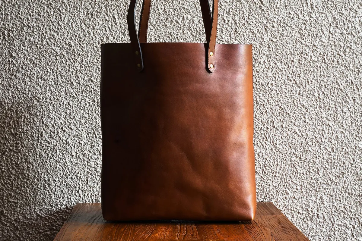 Slim Tote/Vintage Brown sold by Cravar