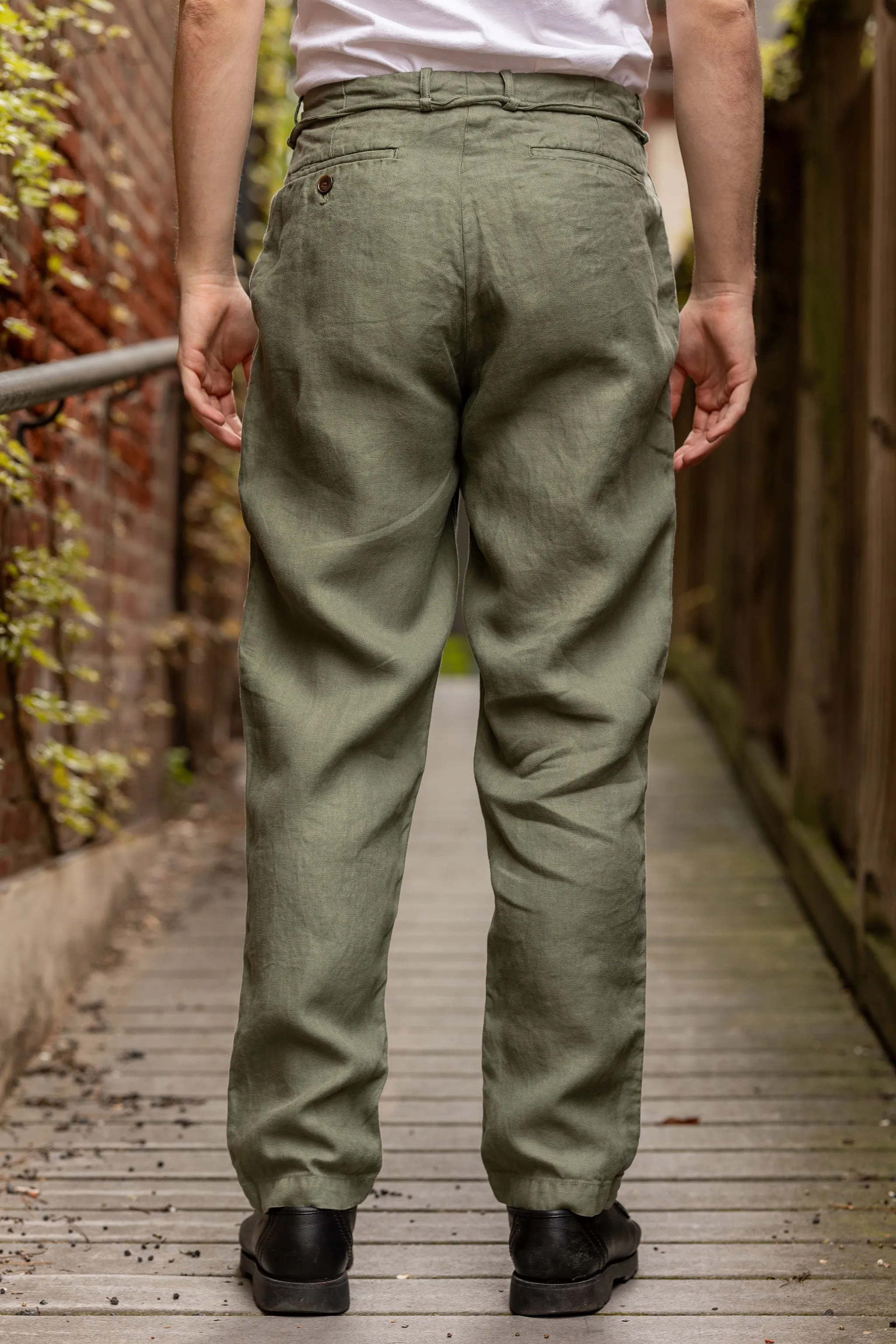 Seuvas Linen Tapered 2-Tuck Pants - Olive sold by Franklin and Poe product image thumbnail 3