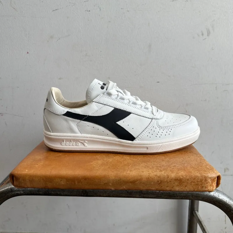 B. ELITE H ITALIA SPORT | WHITE & BLACK | DIADORA sold by Man Ready