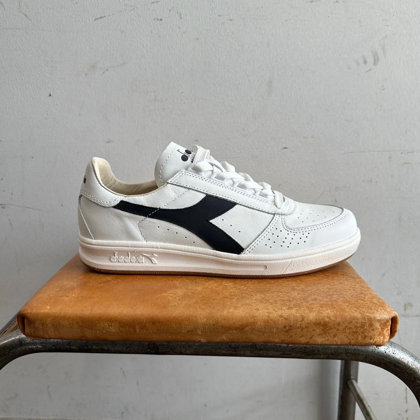 B. ELITE H ITALIA SPORT | WHITE & BLACK | DIADORA sold by Man Ready