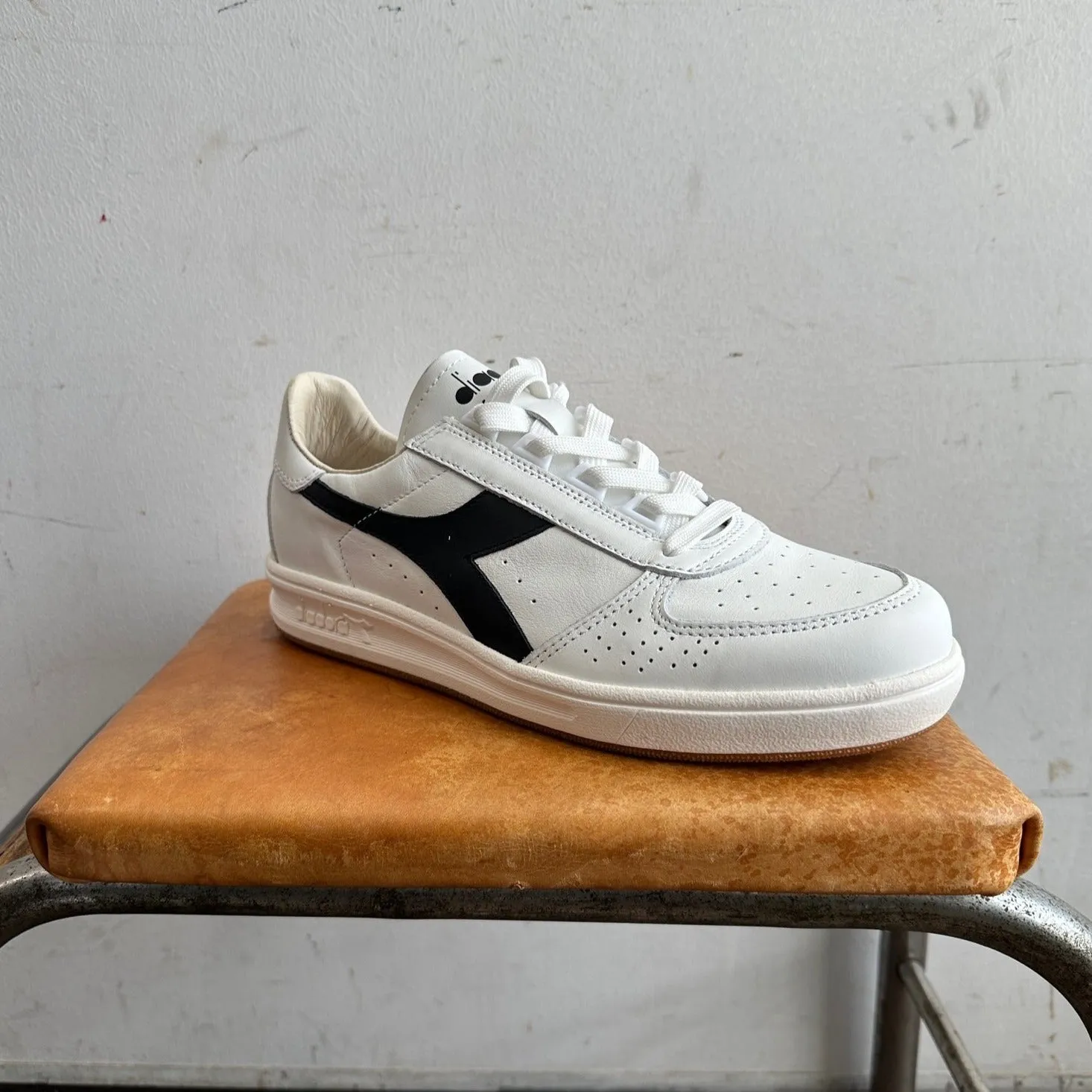 B. ELITE H ITALIA SPORT | WHITE & BLACK | DIADORA sold by Man Ready product image thumbnail 2