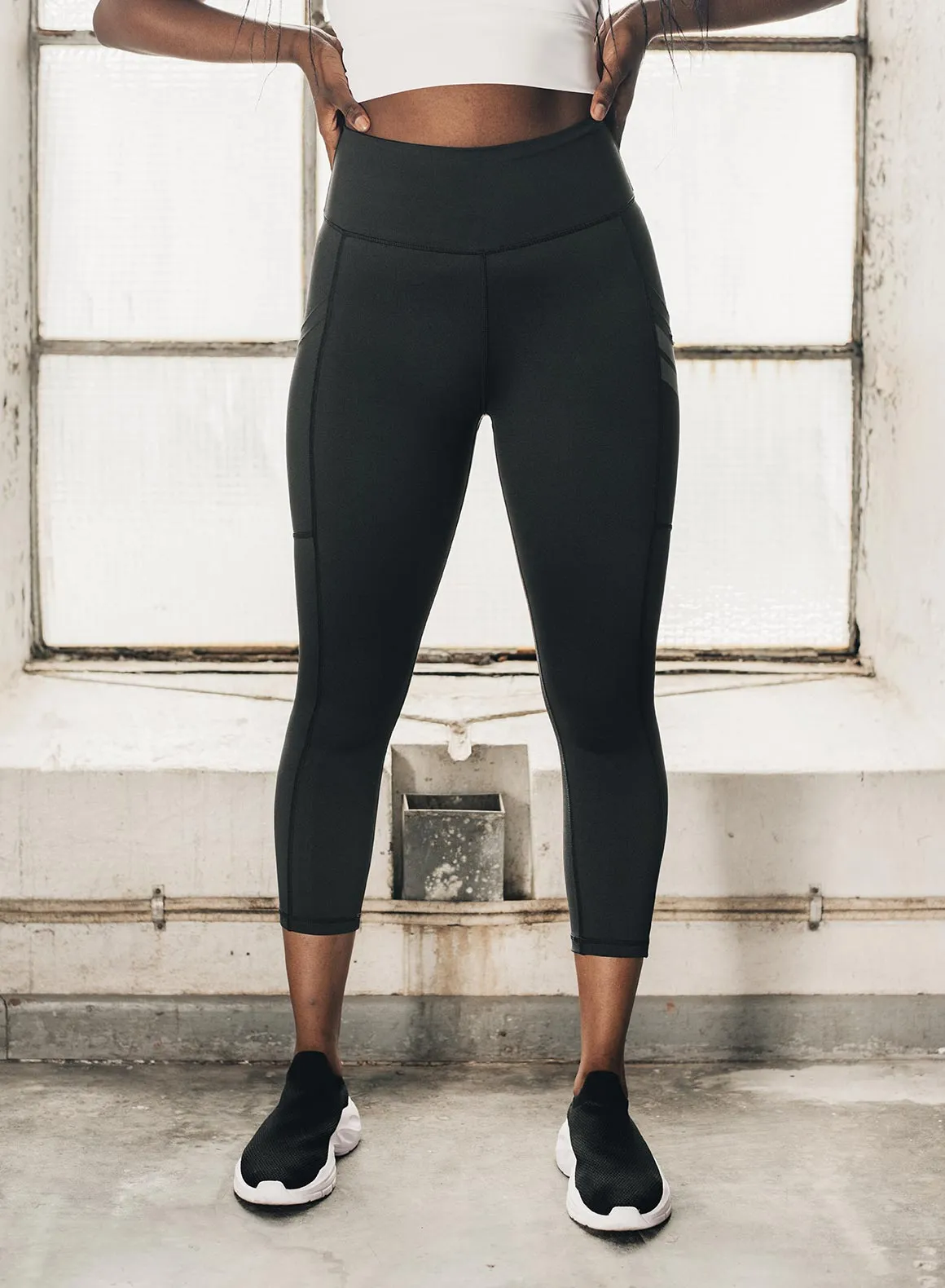 ESSENTIAL TIGHTS 7/8 sold by Aimn