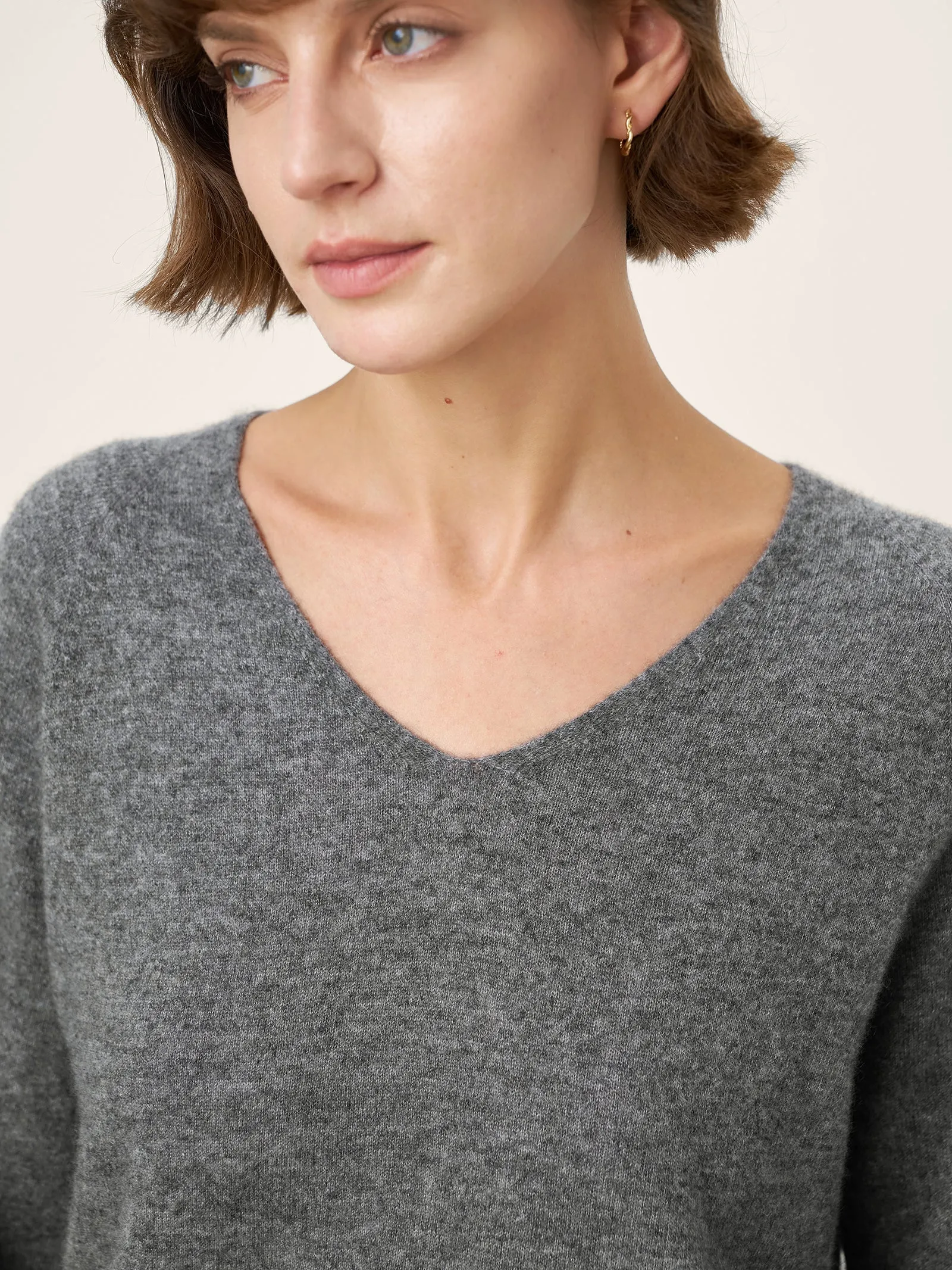 Mongolian Cashmere & Mulberry Silk Seamless Ribbed Trim V-Neck Sweater TESSA sold by Lintico product image thumbnail 4