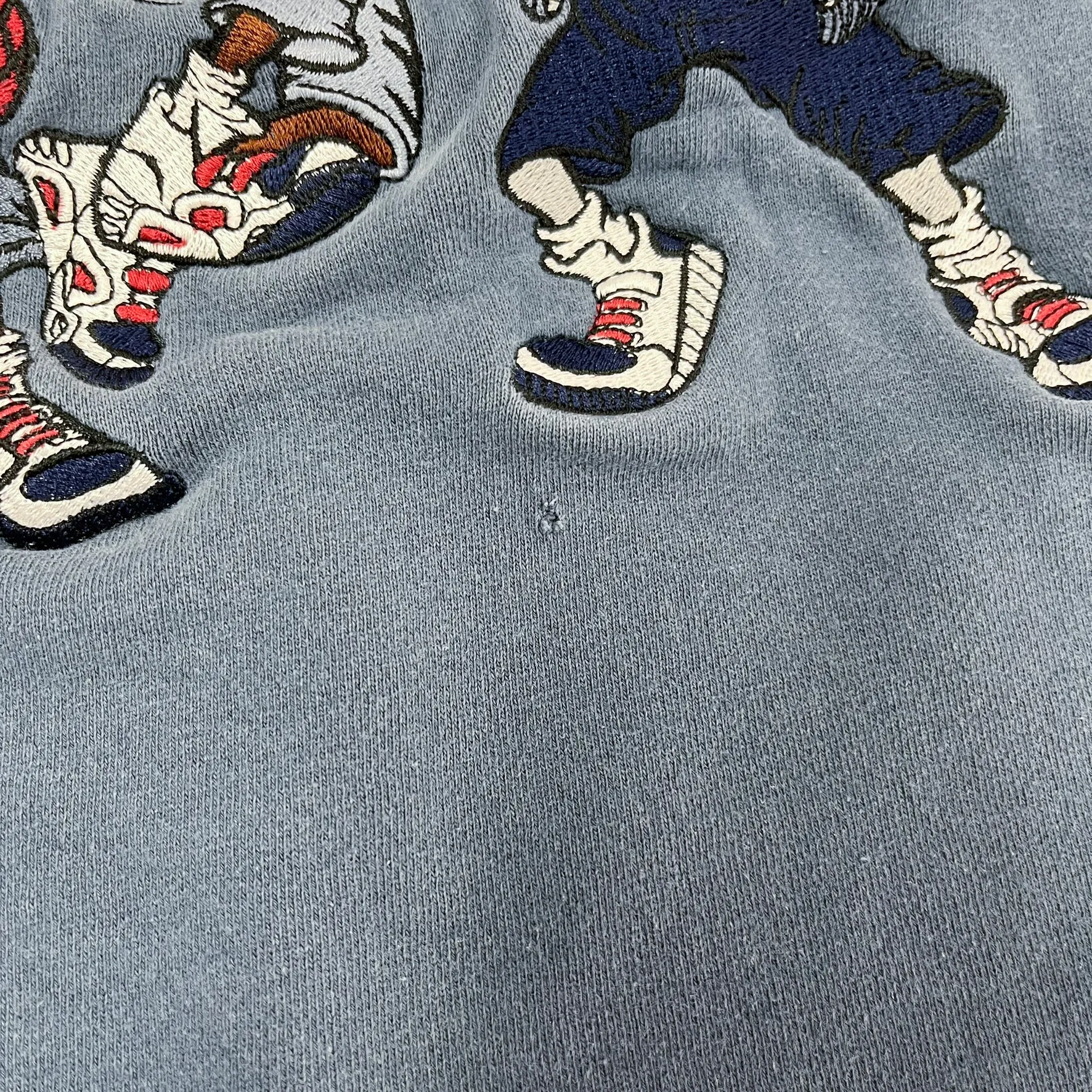 F- Vintage '95 Looney Tunes Basketball Embroidered Character Crewneck sold by HG Vintage product image thumbnail 4