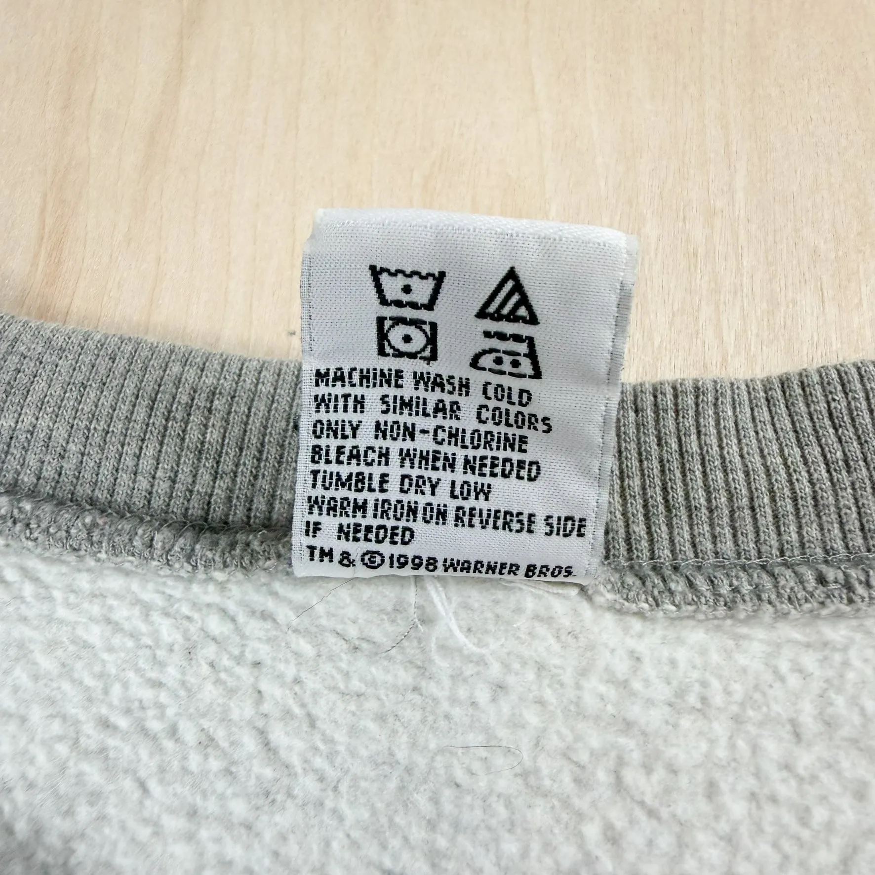 J- Vintage '98 Looney Tunes Embroidered Characters Crewneck - XL sold by HG Vintage product image thumbnail 3