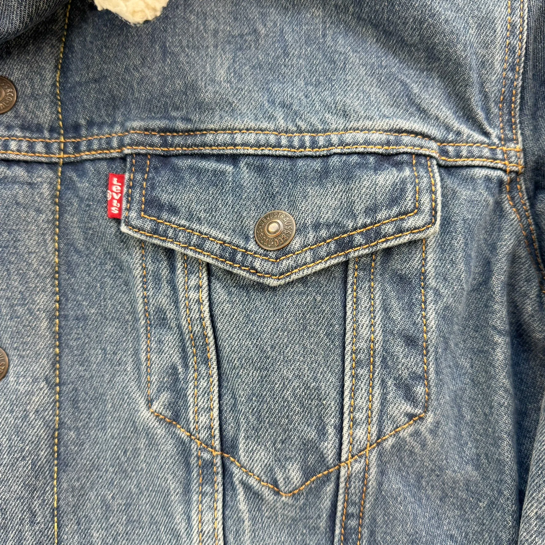 J- Vintage Levi's Sherpa Lined Denim Jacket - L sold by HG Vintage product image thumbnail 3