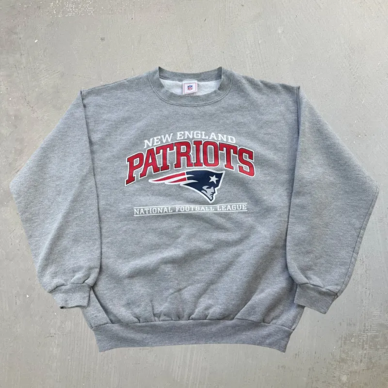 J- Vintage New England Patriots NFL Text & Logo Crewneck - L made by HG Vintage