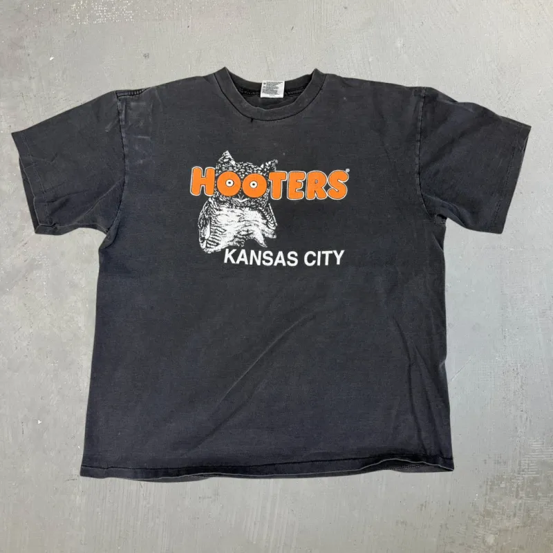 J- Vintage '96 Hooters Kansas City Graphic Single Stitch Tee - XL made by Hard Rock Cafe