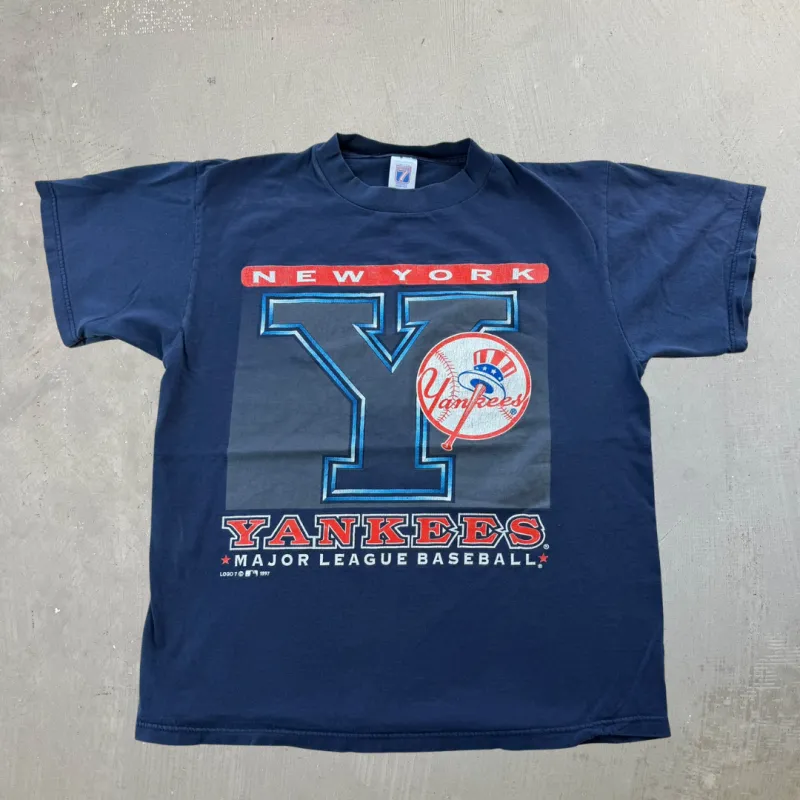 J- Vintage '97 New York Yankees MLB Logo 7 Graphic Tee - L made by HG Vintage