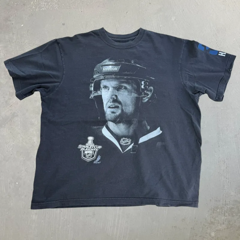 J- '11 Vancouver Canucks NHL Henrik Sedin Picture Tee - XL sold by HG Vintage