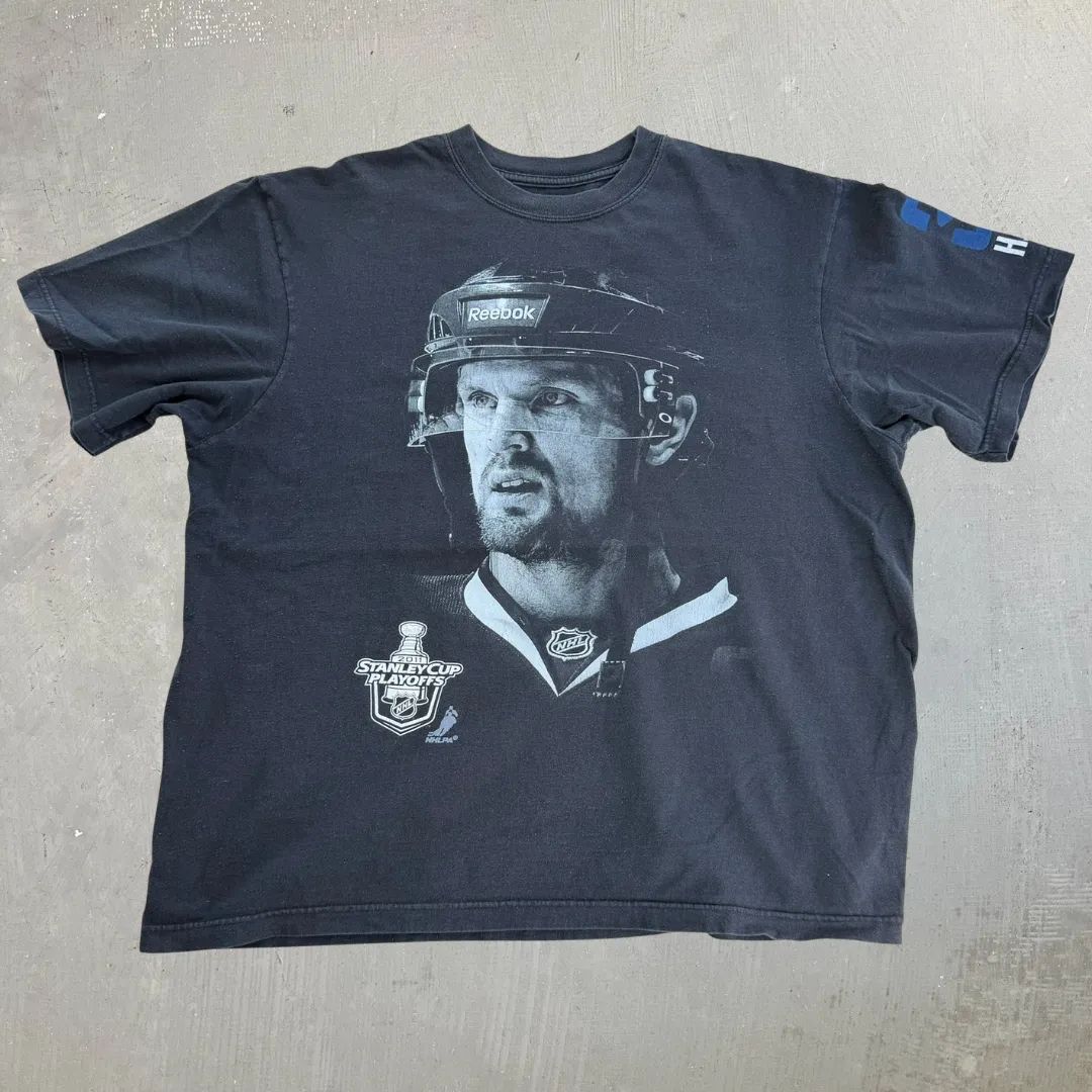 J- '11 Vancouver Canucks NHL Henrik Sedin Picture Tee - XL sold by HG Vintage