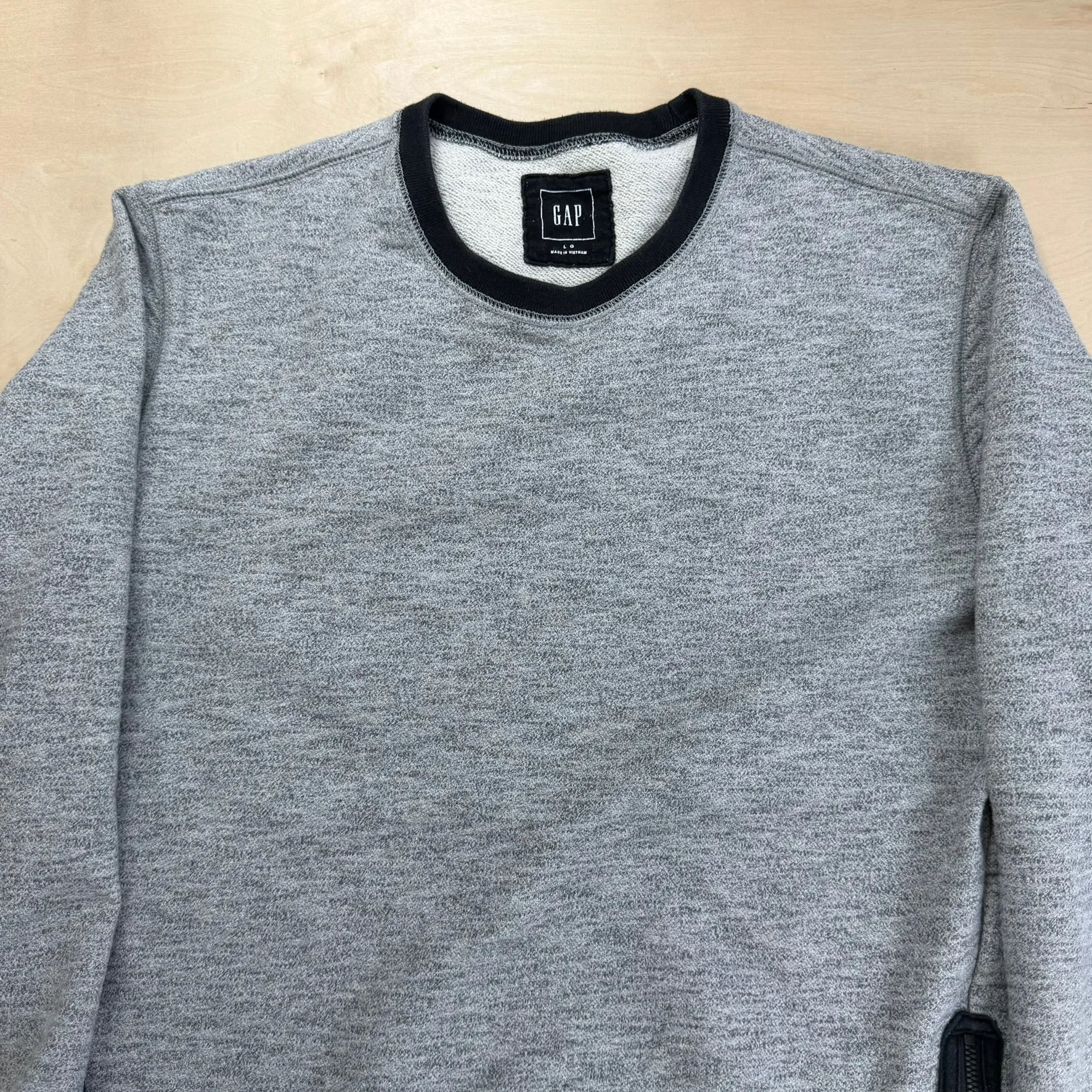 J- Vintage GAP Two-Tone Blank Crewneck - L sold by HG Vintage product image thumbnail 2