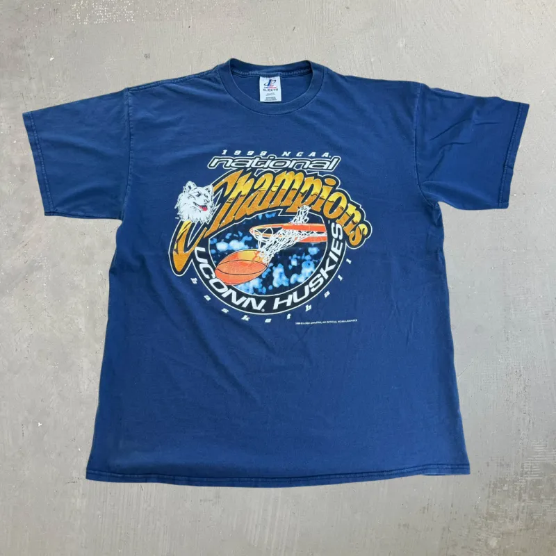 J- Vintage '99 Uconn Huskies NCAA Champions Logo Athletic Graphic Tee - XL made by HG Vintage