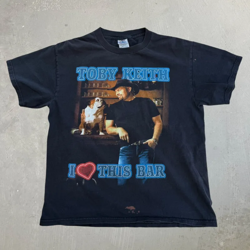 J- Vintage '05 Toby Keith I Love This Bar Tour Picture Screenplay Tee - M made by HG Vintage