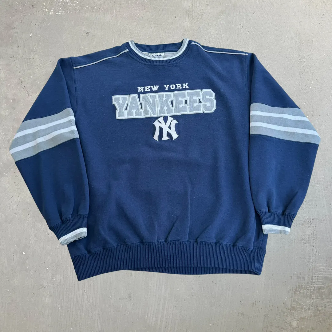 J- Vintage New York Yankees MLB Lee Embroidered Text Crewneck - L sold by HG Vintage